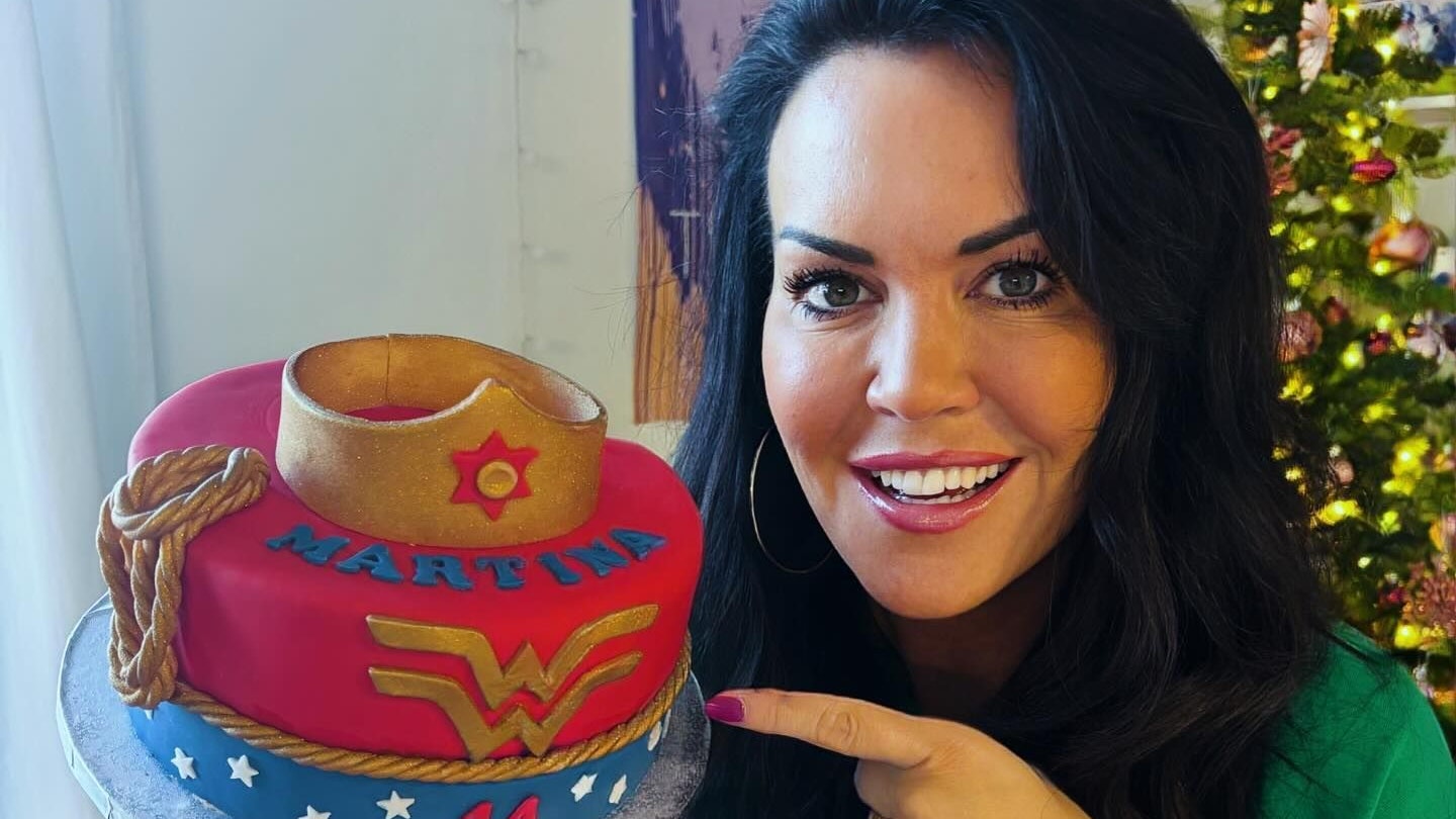 Martina Reuter wurde mit einer "Superwoman"-Torte überrascht