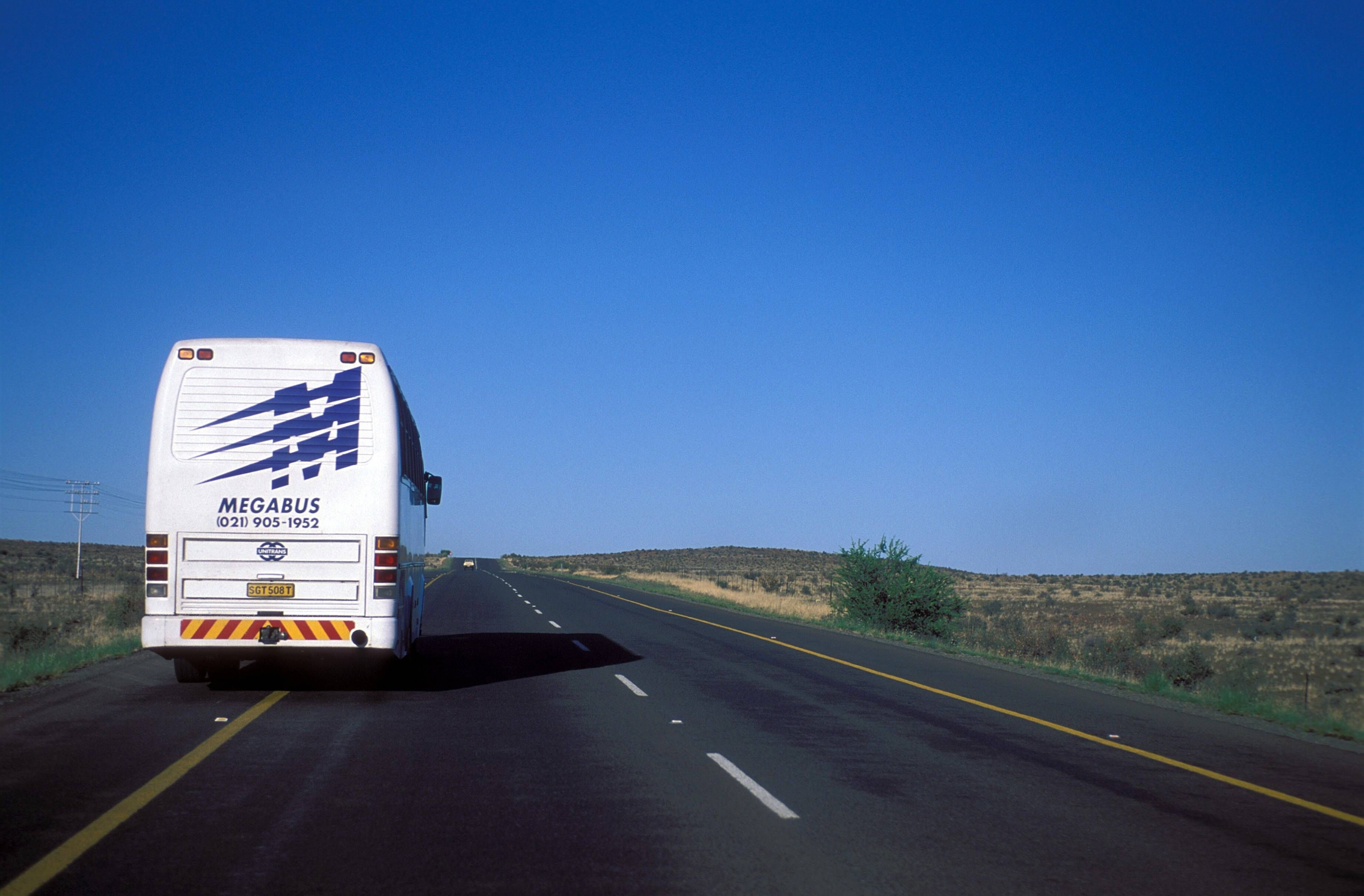 Bewaffnete Räuber schossen auf den Reisebus. (Symbolbild)