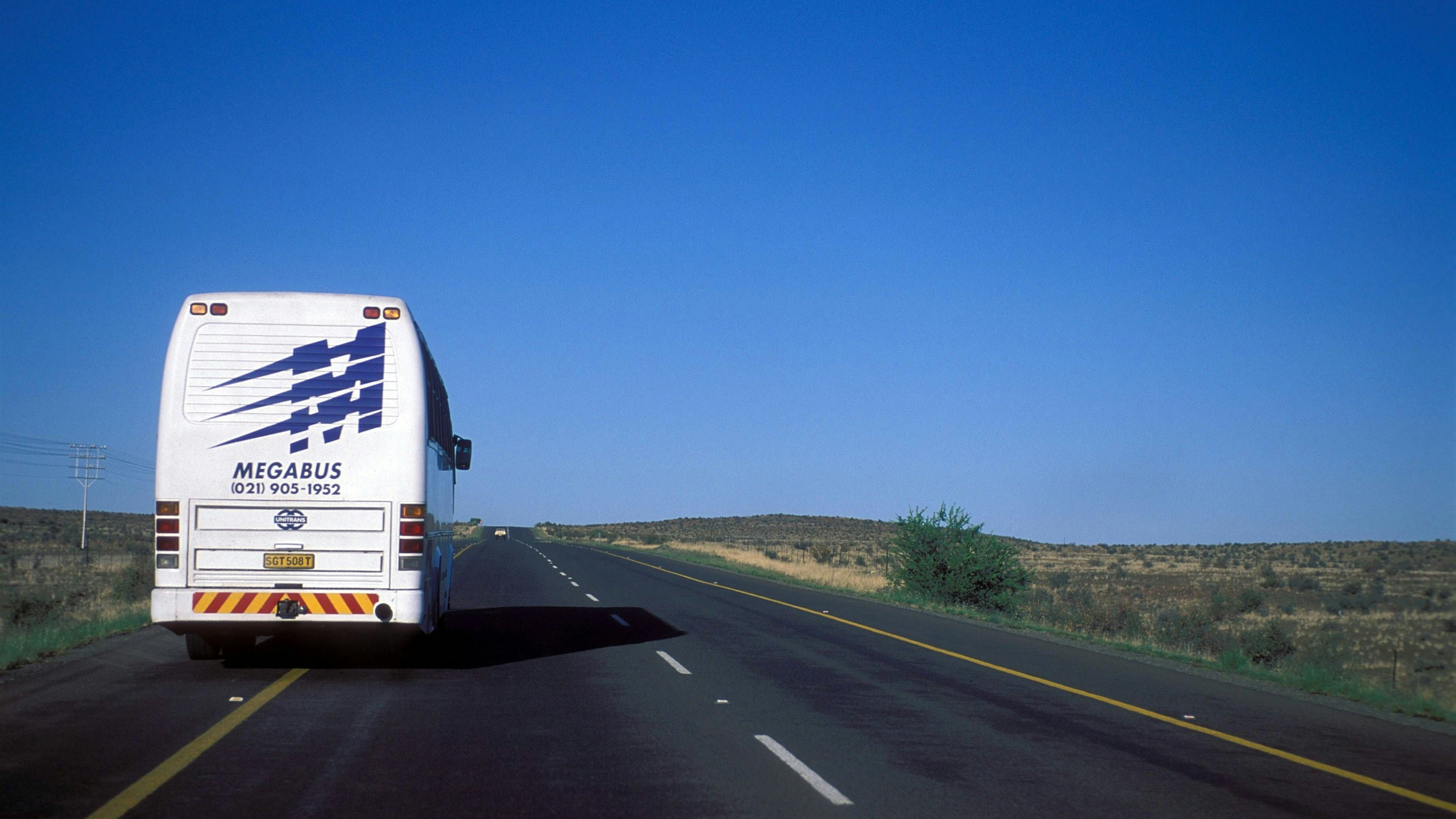 Bewaffnete Räuber schossen auf den Reisebus. (Symbolbild)