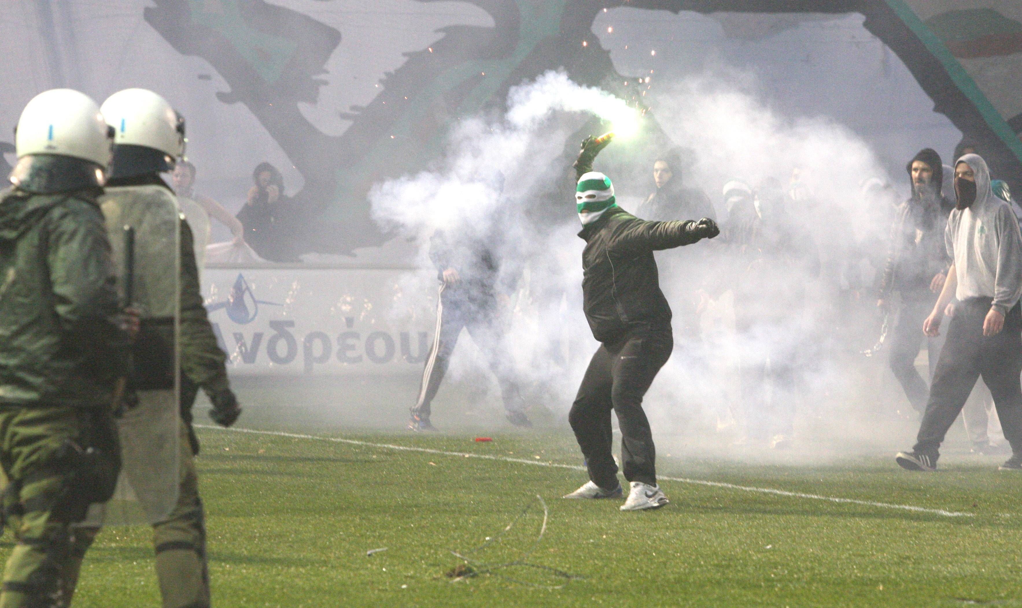 In Griechenland kam es immer wieder zu Zusammenstößen zwischen Fans und der Polizei.