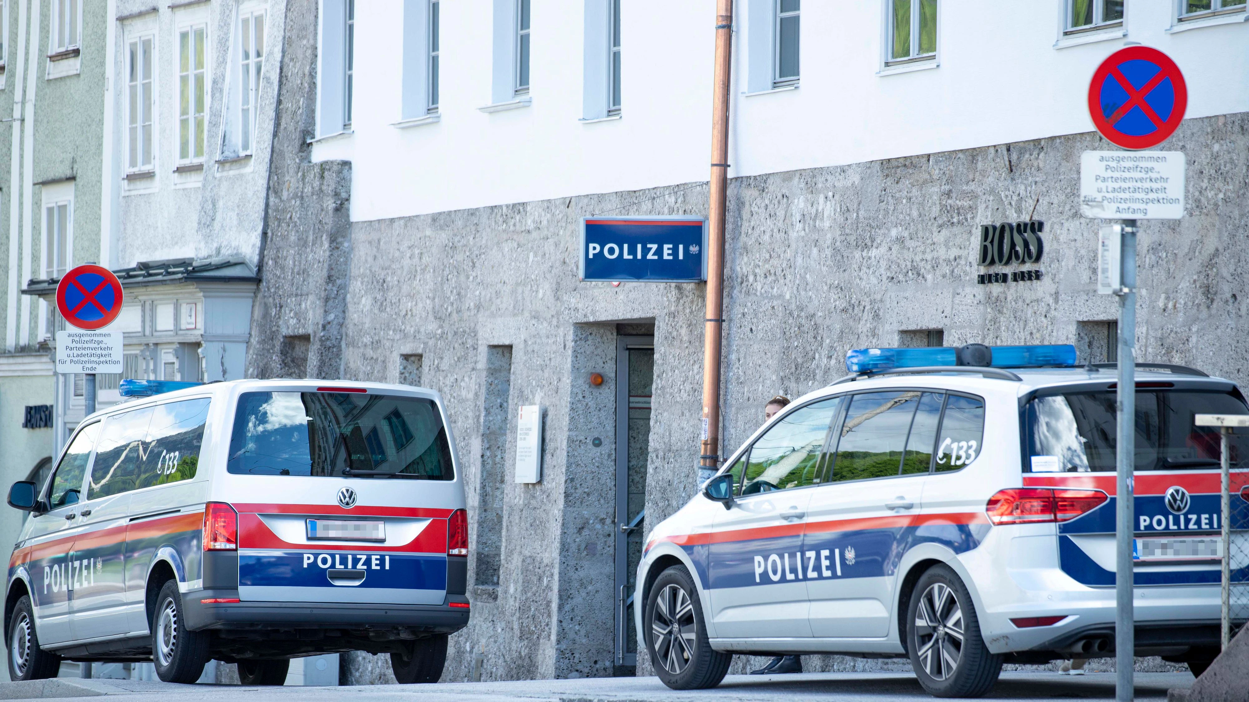 Download von www.picturedesk.com am 11.12.2023 (12:16).  Polizei Salzburg: In der Innenstadt auf Höhe des alten Rathauses befindet sich eine Polizeiinspektion. Bild: Einsatzfahrzeuge der Salzburger Polizei parken vor der PI in der Griesgasse. Salzburg, Österreich. 20.05.2021 // Salzburg Police Forces: A Police inspection is located on a level with the old town hall in the city center. Picture: Police cars are parking in front of the Police inspection. Salzburg, Austria. May 20th, 2021 - 20210520_PD17830 - Rechteinfo: Rights Managed (RM)
