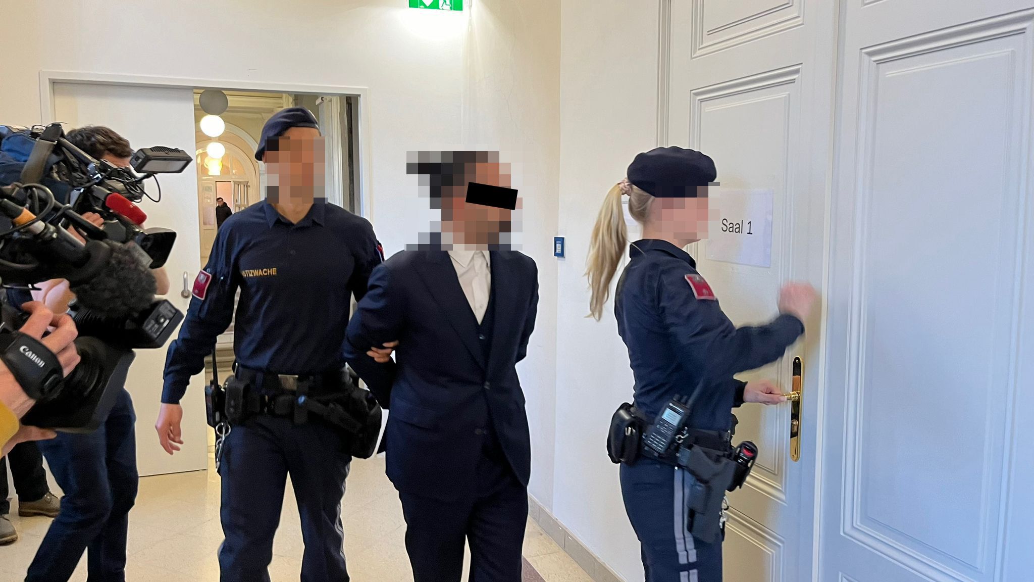 Der Angeklagte wurde in Handschellen vorgeführt und bestritt die Vorwürfe. Das Gericht glaubte ihm.