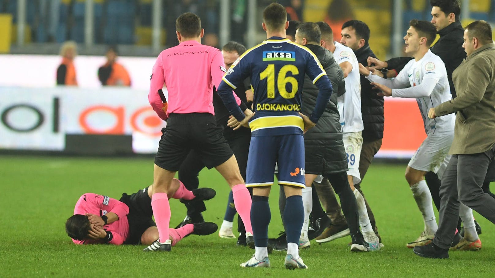Klub-Boss verprügelt Schiri – Türkei bricht Liga ab