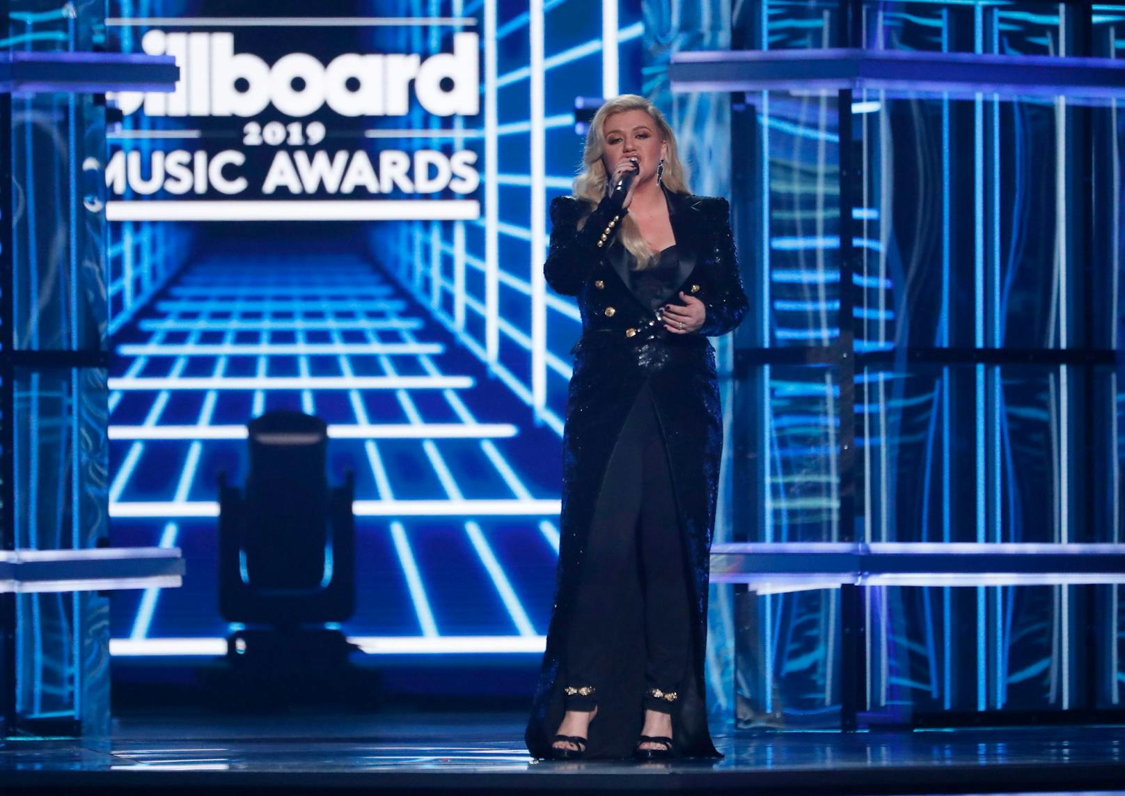Aber auch sonst sieht man Kelly Clarkson im US-TV gerne mal als Moderatorin durch diverse Shows führen. Bei den "Billboard Music Awards" setzte man sogar mehrere Jahre in Folge auf sie als Gastgeberin.