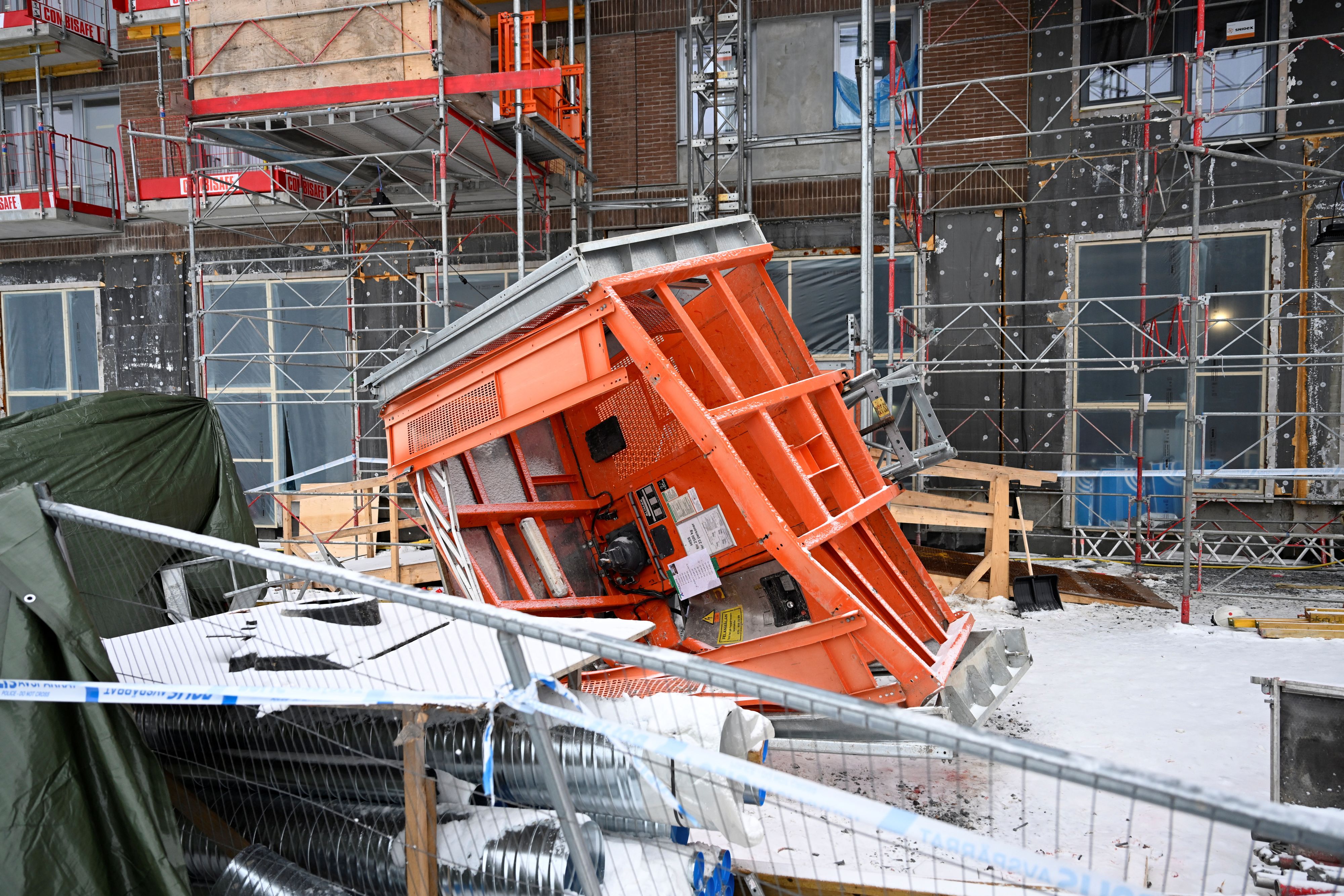 Beim Bau eines Mehrfamilienhauses prallte dieser Baustellen-Aufzug auf dem Boden auf.  Fünf Menschen starben.