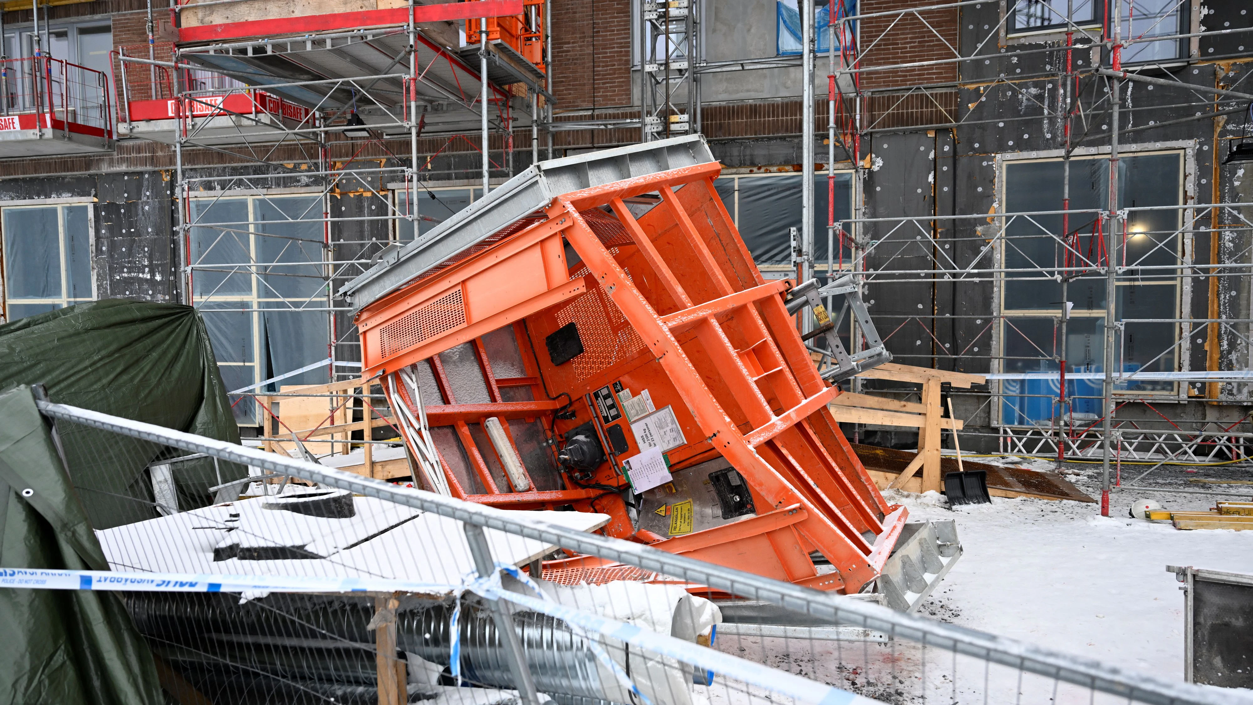 Beim Bau eines Mehrfamilienhauses prallte dieser Baustellen-Aufzug auf dem Boden auf.  Fünf Menschen starben.
