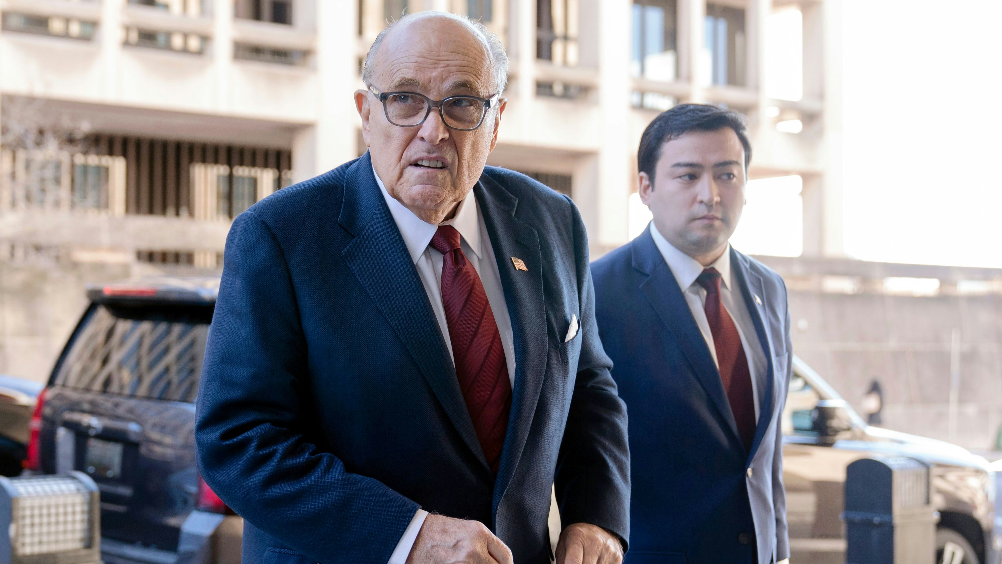 Download von www.picturedesk.com am 12.12.2023 (09:44).  Former Mayor of New York Rudy Giuliani arrives at the federal courthouse in Washington, Monday, Dec. 11, 2023. The trial will determine how much Giuliani will have to pay two Georgia election workers who he falsely accused of fraud while pushing President Donald Trump's baseless claims after he lost the 2020 election. (AP Photo/Jose Luis Magana) - 20231211_PD4100 - Rechteinfo: Rights Managed (RM)
