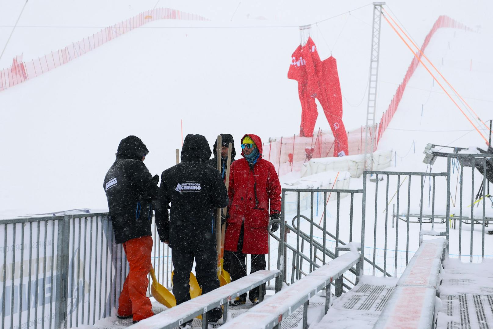 Die Weltcup-Premiere in Zermatt fiel dem Wind und zu viel Schnee zum Opfer. Beide geplanten Abfahrten sorgten für die Absagen Nummer zwei und drei.