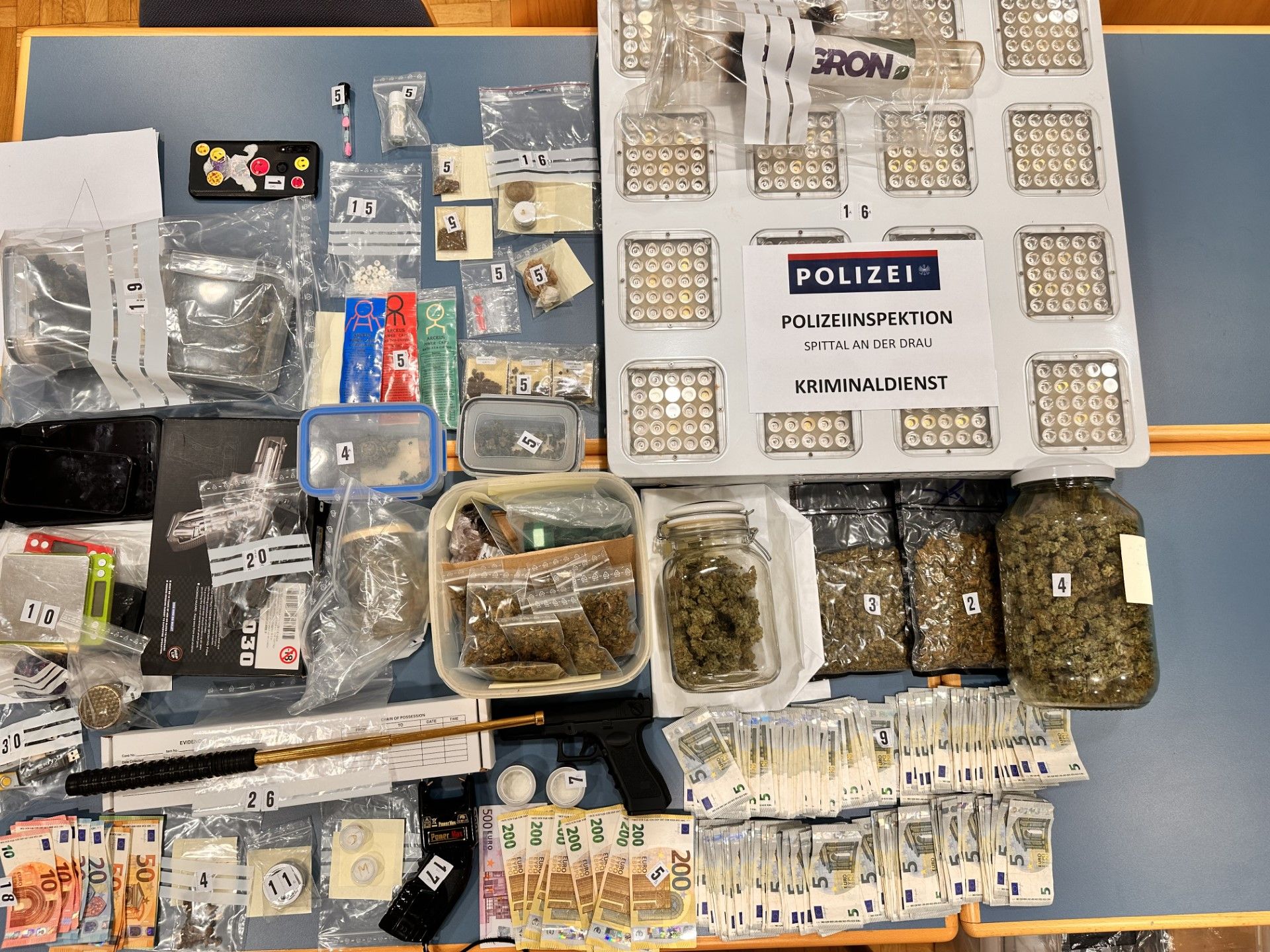 Die Beamten machten in Spittal an der Drau einen großen Fund – auch dank des eingesetzten Spürhundes 