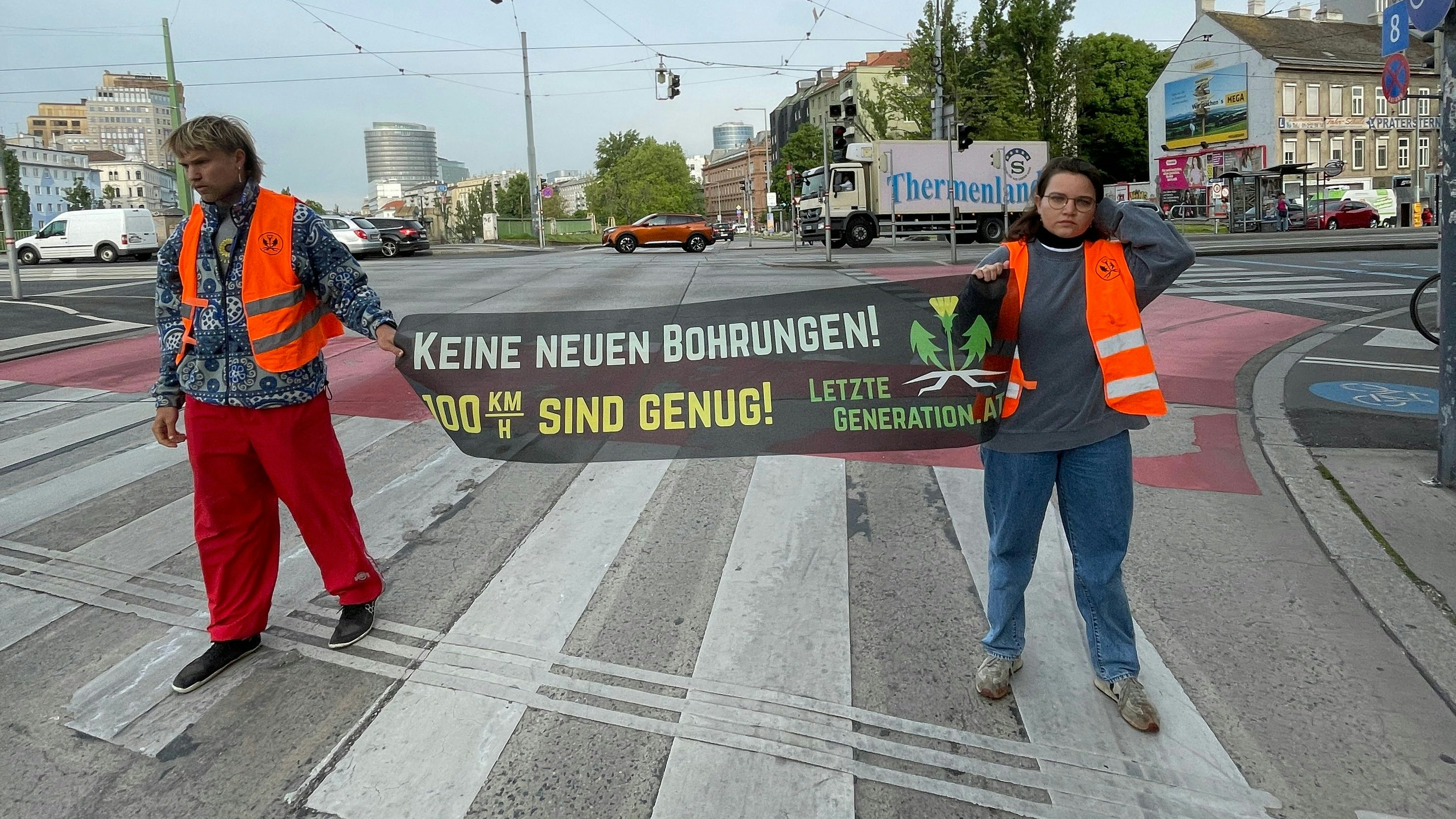 Klima Kleber wurden von Polizei abgetastet. 