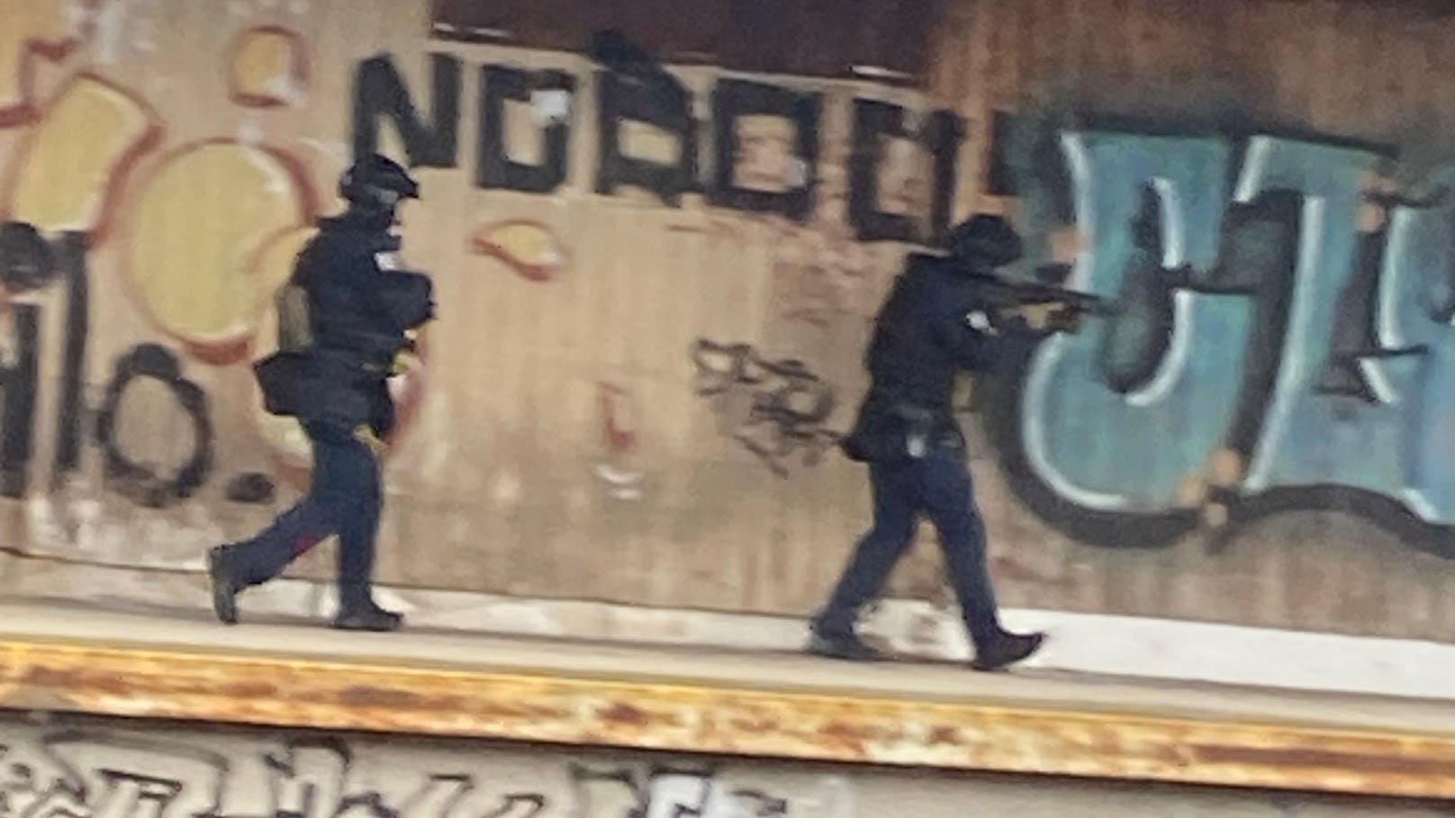 Schwer bewaffnete Polizisten durchkämmenten den Bahnhof.