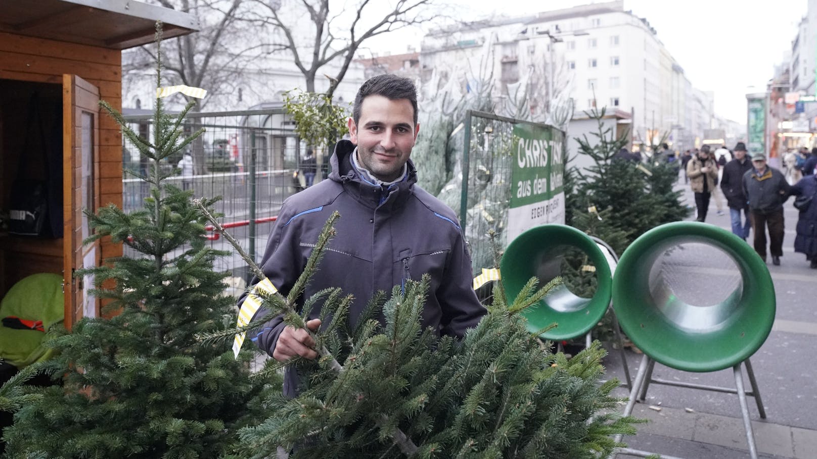 Markus Prammer (27) steht mit den Bäumen des Familienbetriebs am Keplerplatz in Wien-Favoriten. 