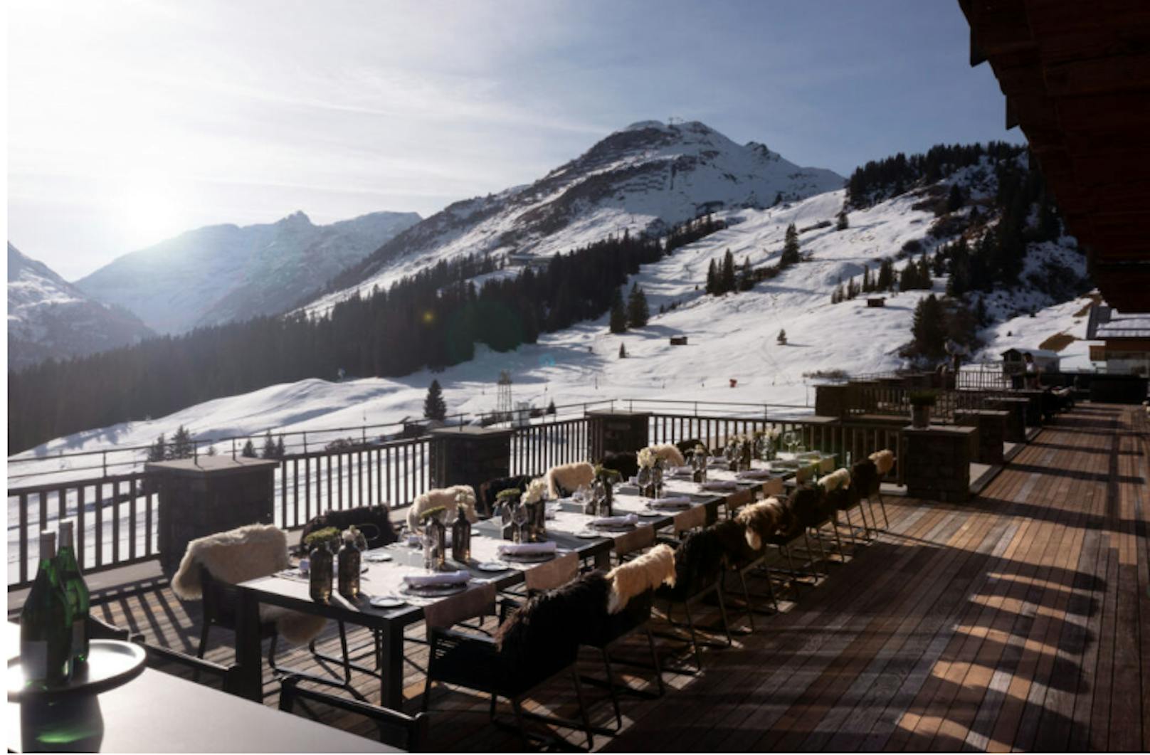 Terrasse mit atemberaubendem Blick auf die winterliche Bergkulisse.