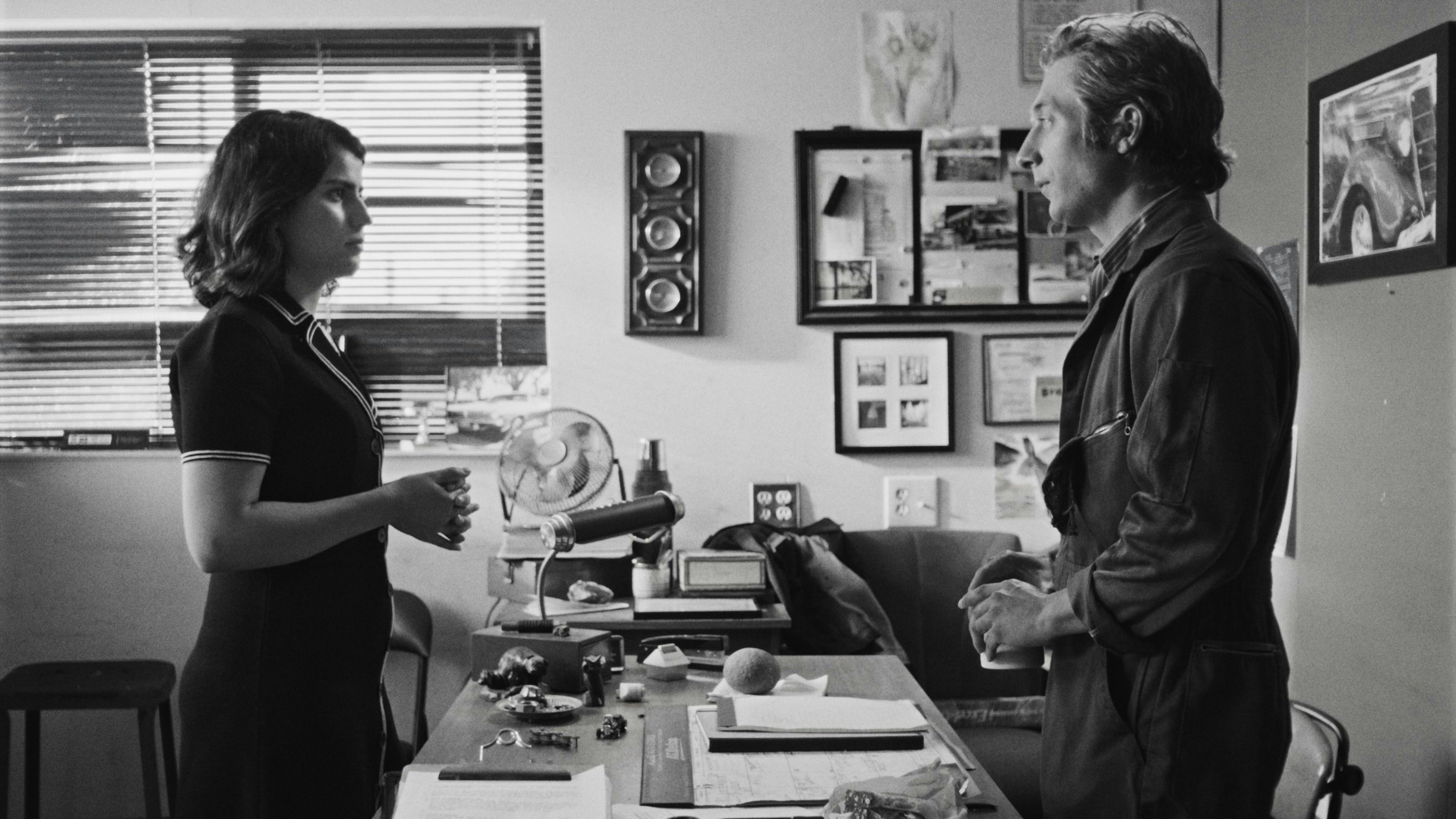 Donya (Anaita Wali Zada) trifft auf Daniel (Jeremy Allen White)