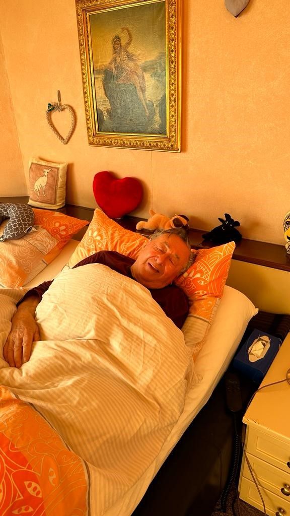 Richard Lugner muss erneut das Bett hüten.