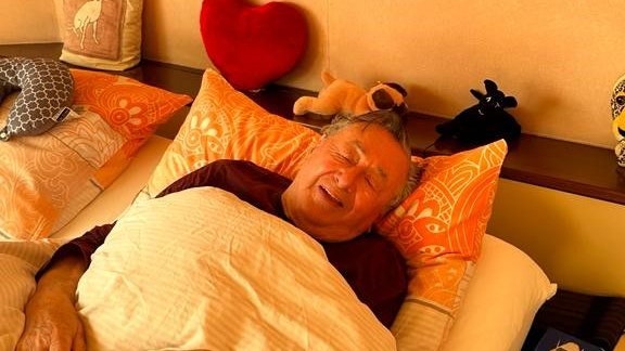 Richard Lugner muss das Bett hüten. Er ist schwer verkühlt.