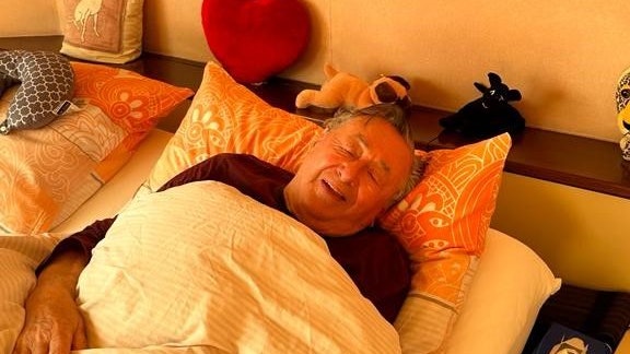 Richard Lugner muss das Bett hüten. Er ist schwer verkühlt.