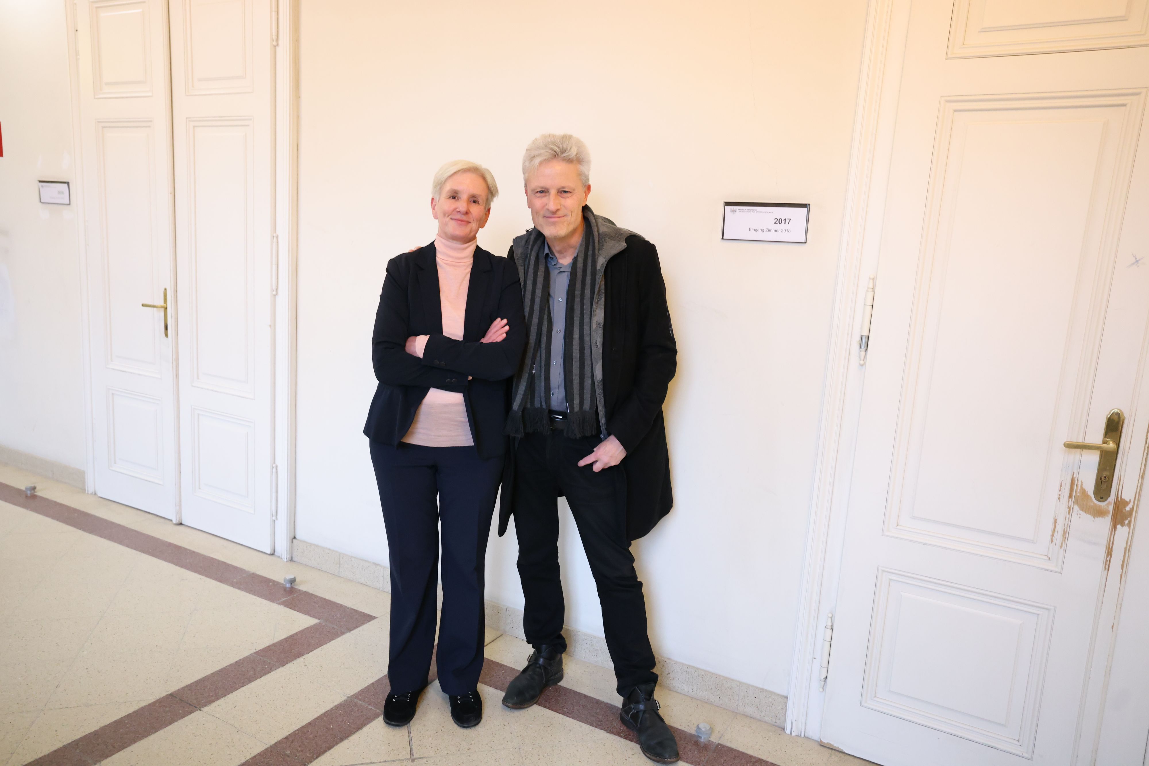 Florian Scheuba mit Anwältin Maria Windhager am Wiener Landesgericht. 