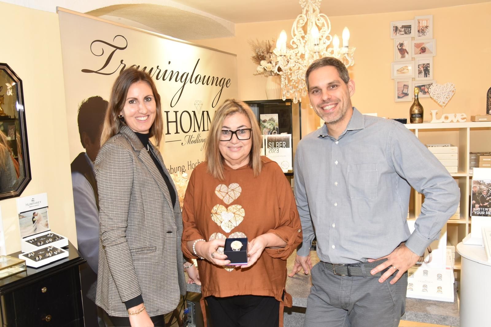 Irene mit neuer Uhr und den Juwelieren Lisa Hamm (l.) und Michael Horak.