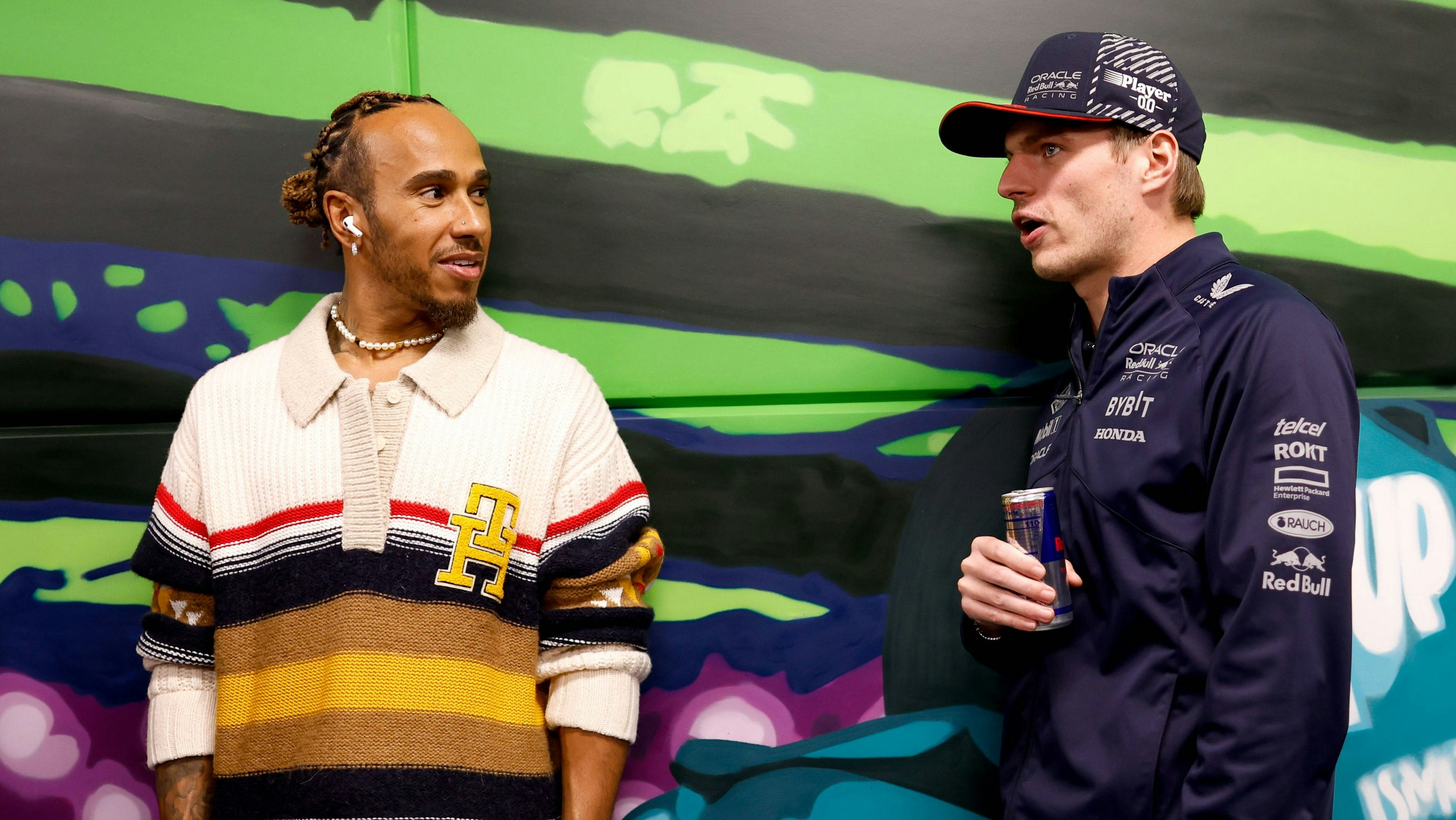 Lewis Hamilton kann sich einen Seitenhieb gegen Red Bull nicht  verkneifen. 