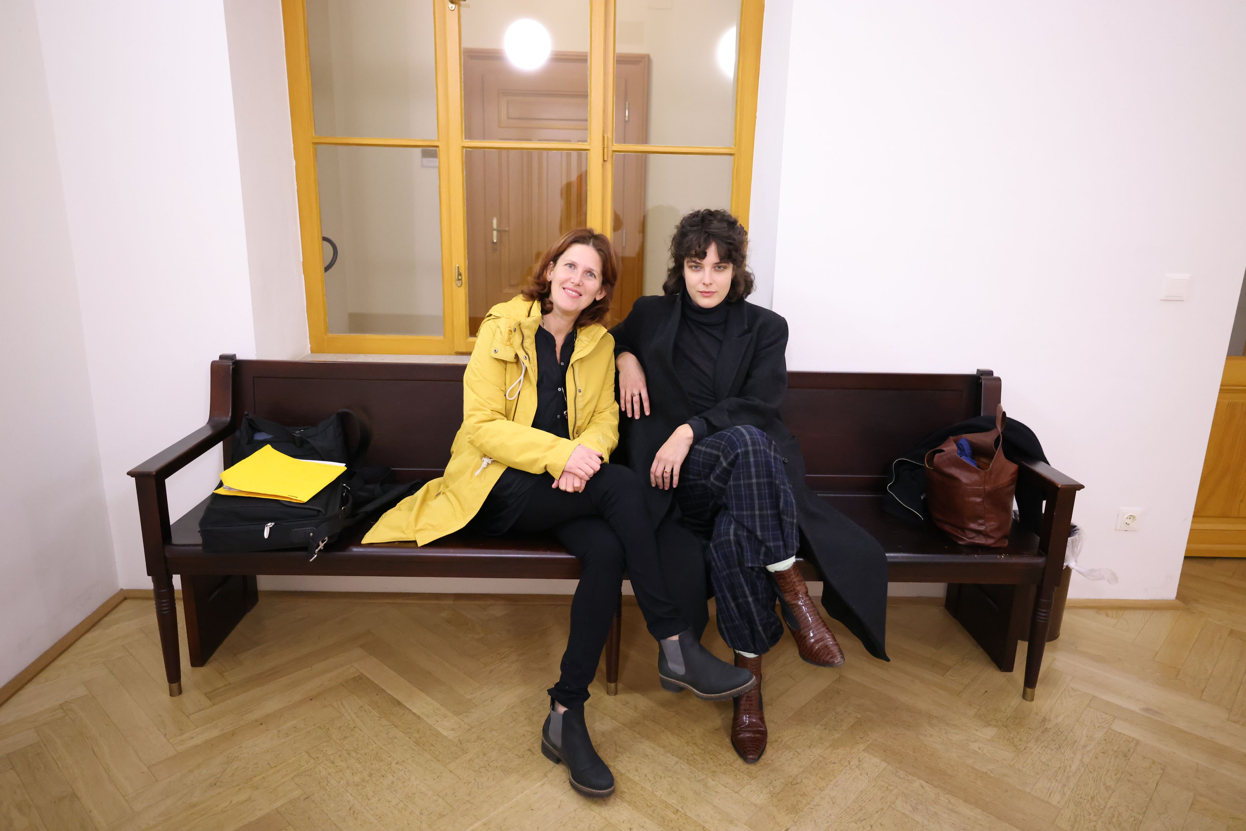 Anna Werner Friedmann (re.) und Anwältin Katharina Braun haben Regisseur Paulus Manker wegen Übler Nachrede und Beleidigung verklagt.