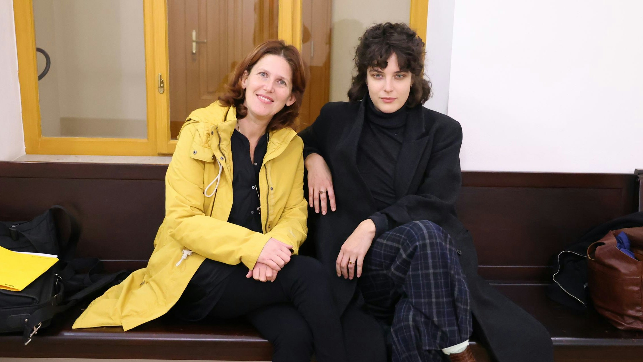 Schauspielerin Anna Werner Friedmann (re.) und ihre Anwältin Katharina Braun vor dem Prozess gegen Regisseur Paulus Manker. 