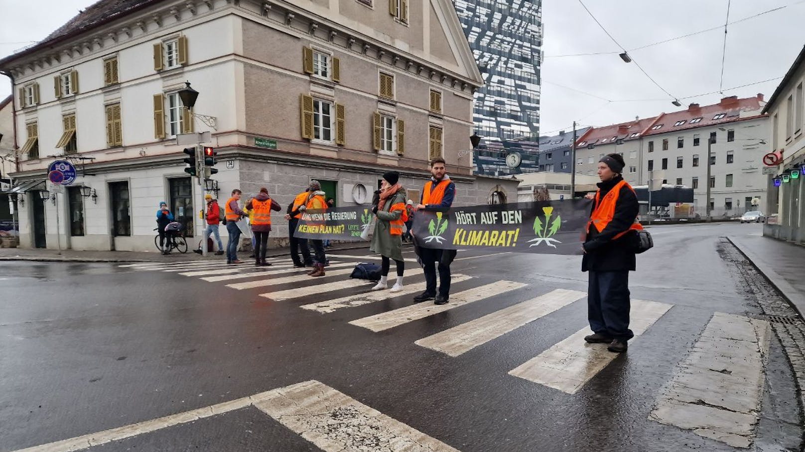 Aktivisten der "Letzten Generation" legten im Grazer Frühverkehr Straßen und Kreuzungen wiederholt für kurze Zeit still. Unter anderem protestierten sie auf der Kärntnerstraße, der Keplerbrücke und dem Griesplatz. Anders als bei vergangenen Protestaktionen wurde diesmal auf den Superkleber verzichtet.