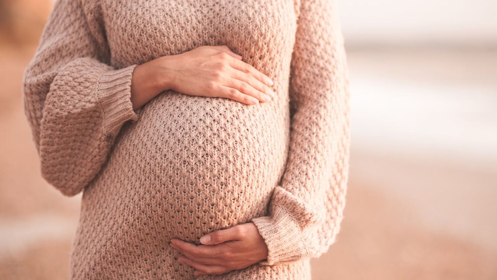 Frau geht mit Bauchweh zum Arzt – Baby in Darm entdeckt