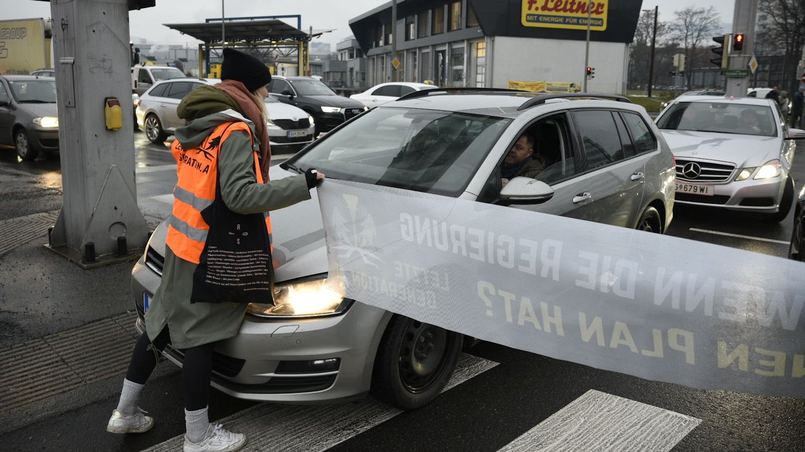 Aktivisten der "Letzten Generation" legten im Grazer Frühverkehr Straßen und Kreuzungen wiederholt für kurze Zeit still. Unter anderem protestierten sie auf der Kärntnerstraße, der Keplerbrücke und dem Griesplatz. Anders als bei vergangenen Protestaktionen wurde diesmal auf den Superkleber verzichtet.