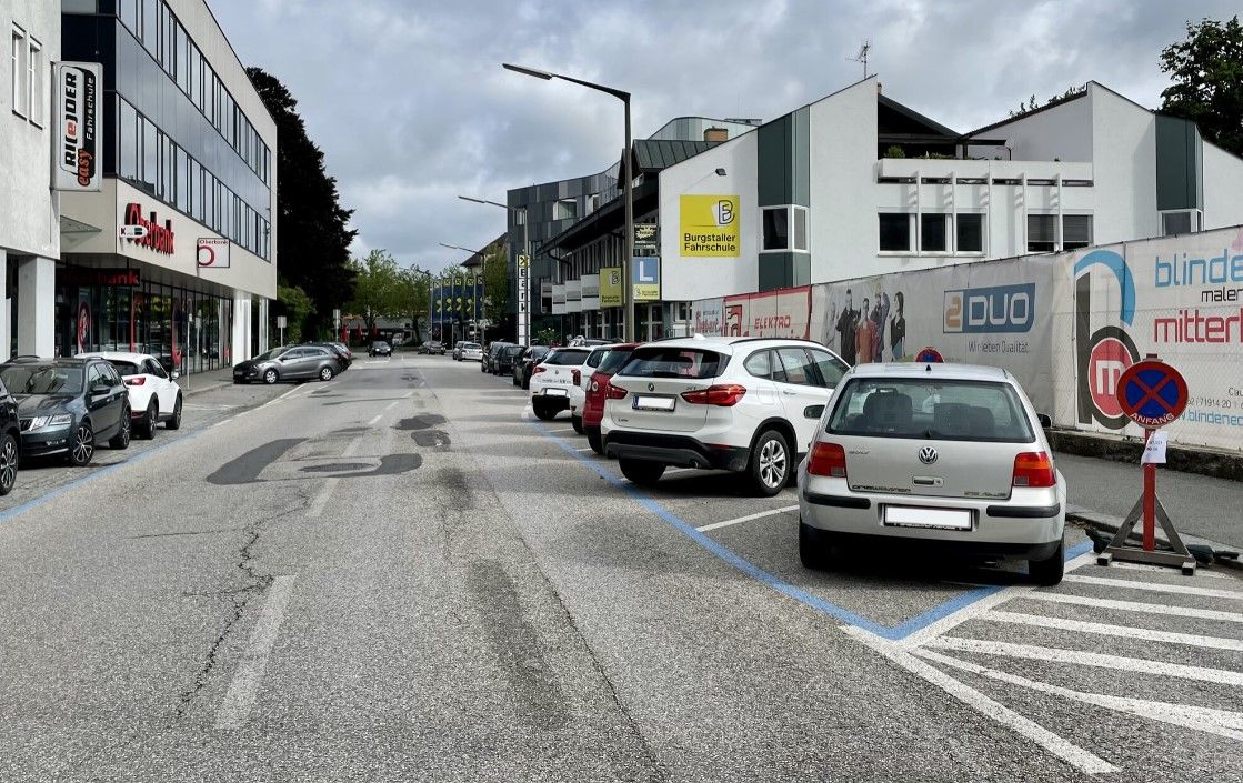 Mobile Radargeräte sind für Autofahrer fast nicht erkennbar. In diesem Fall befindet sich in dem grauen Wagen rechts ein Blitzer. Der Wagen steht in Ried, wechselt regelmäßig den Standort.