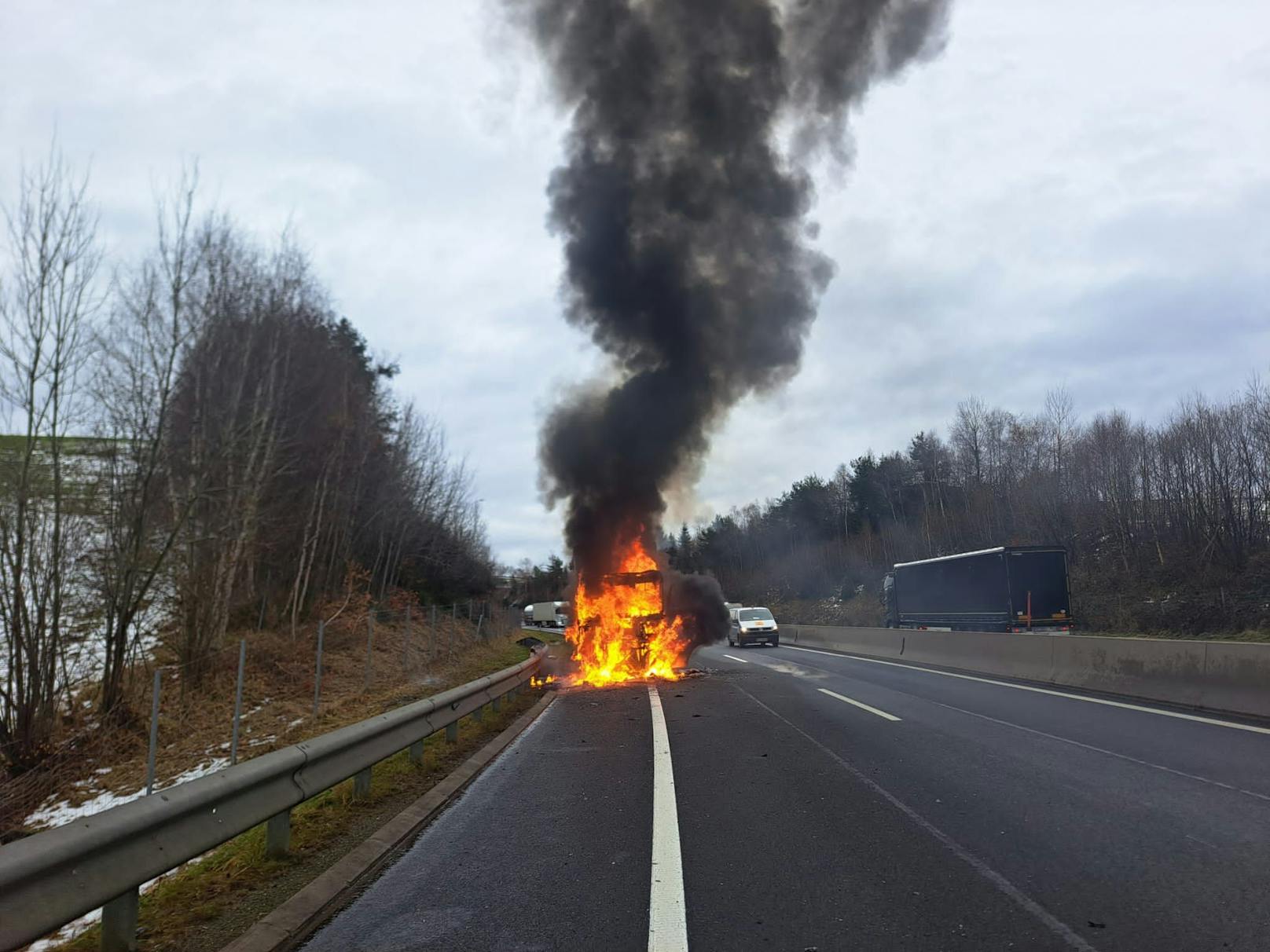 Auf der A2 bei Aspang stand die Fahrerkabine eines LKW im Vollbrand.