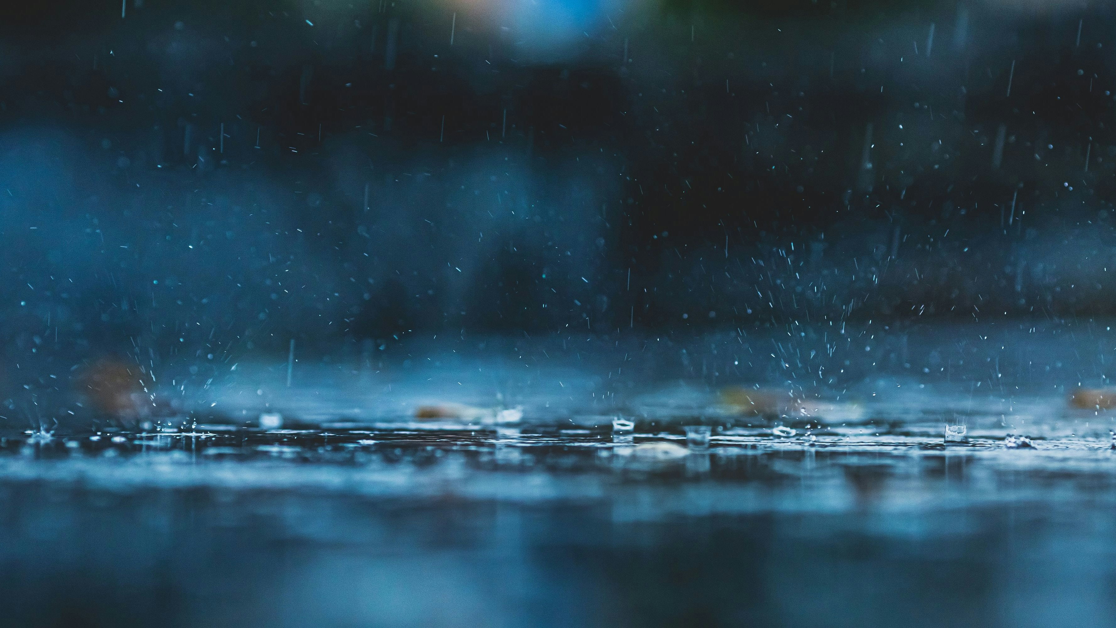 Ergiebiger Regen könnte lokal zu Problemen führen. (Symbolbild)