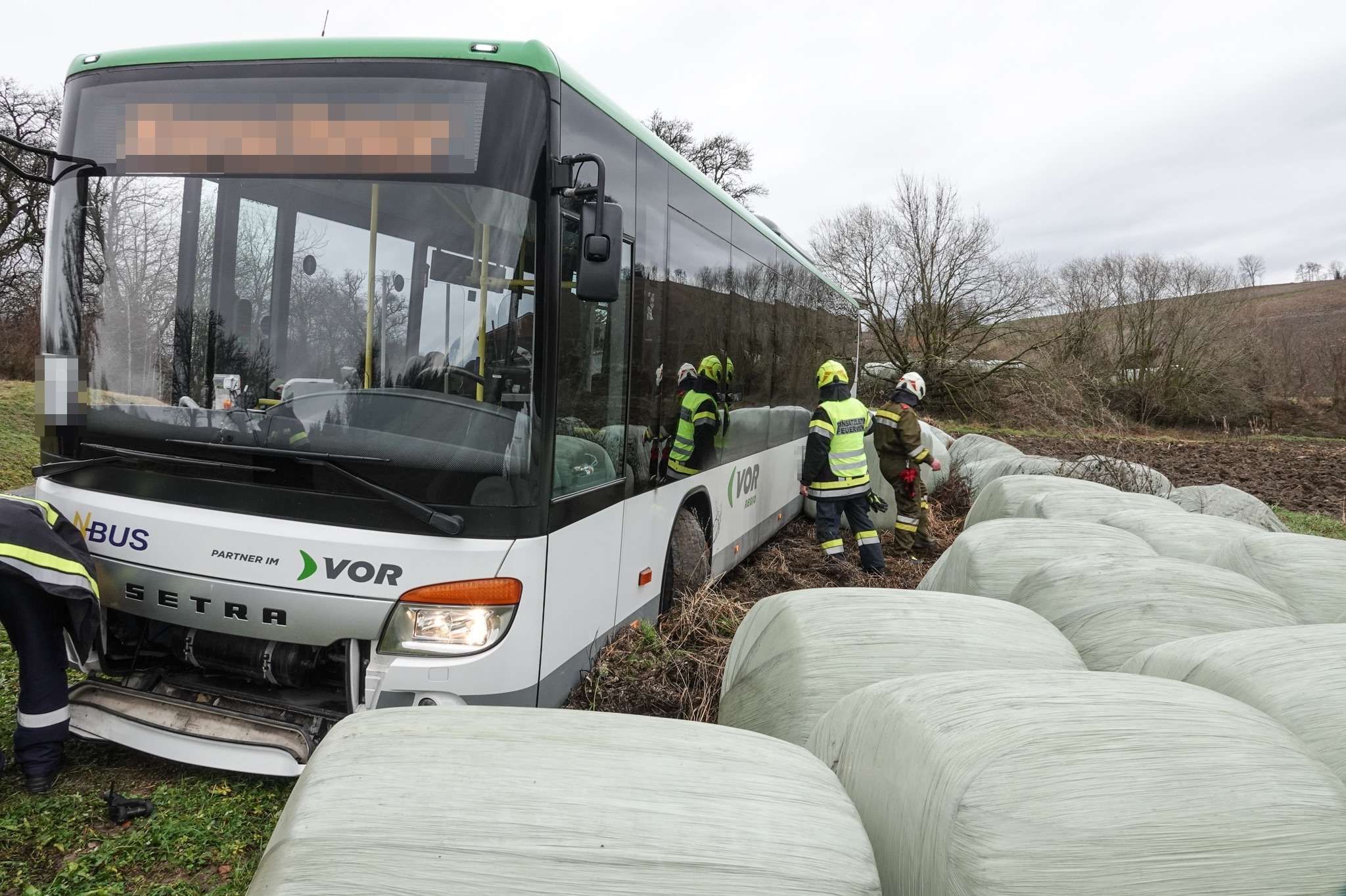 Der Bus rutschte immer weiter ab.