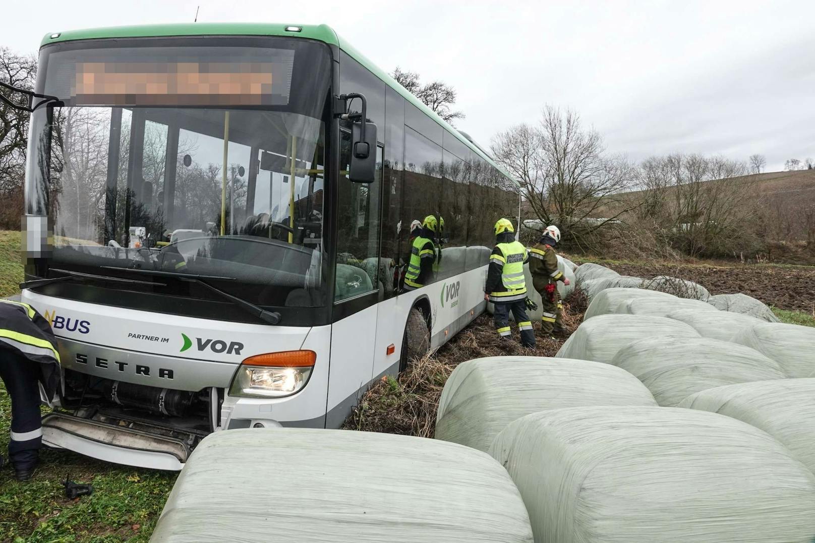 Der Bus rutschte immer weiter ab.