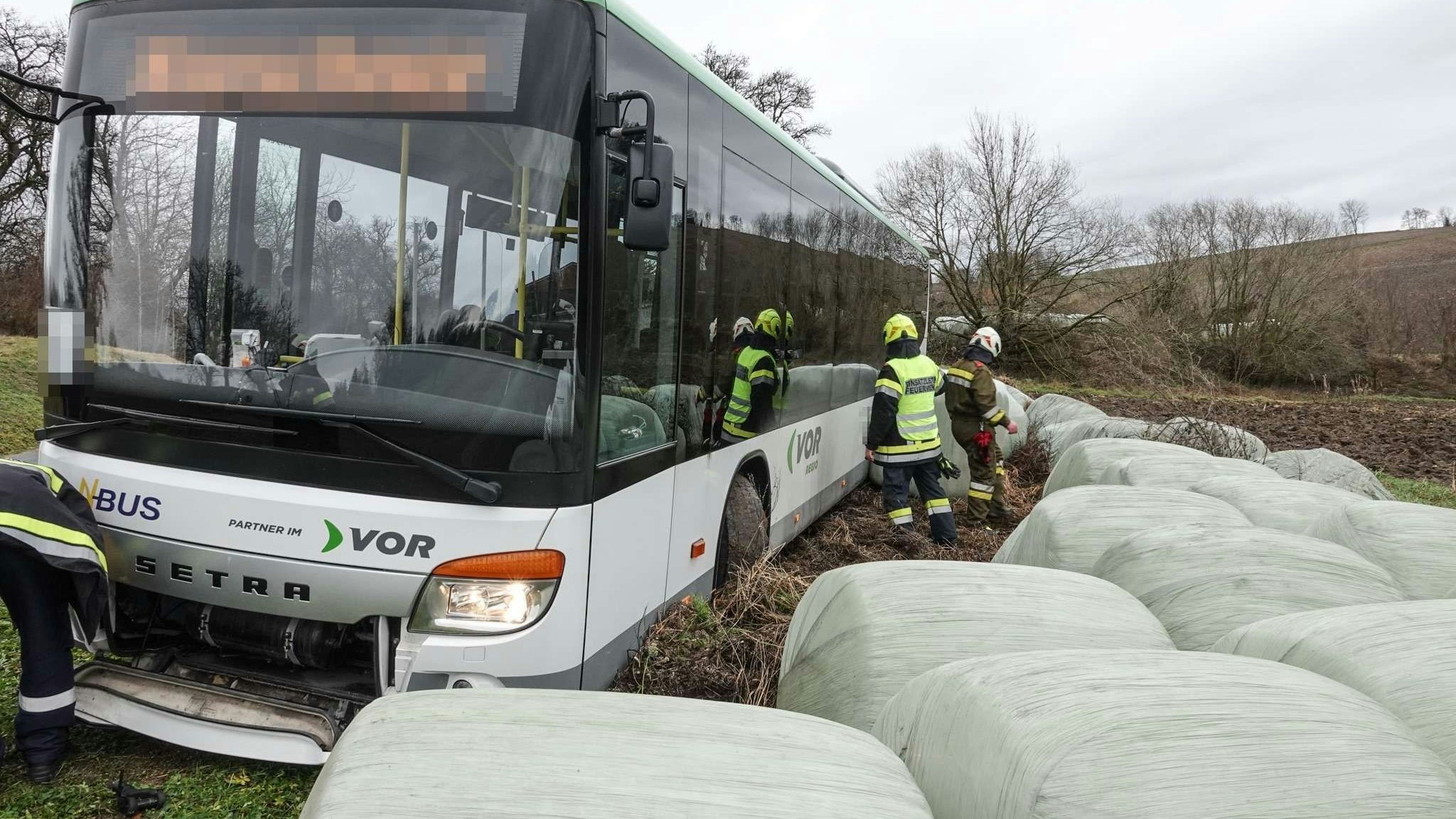 Der Bus rutschte immer weiter ab.