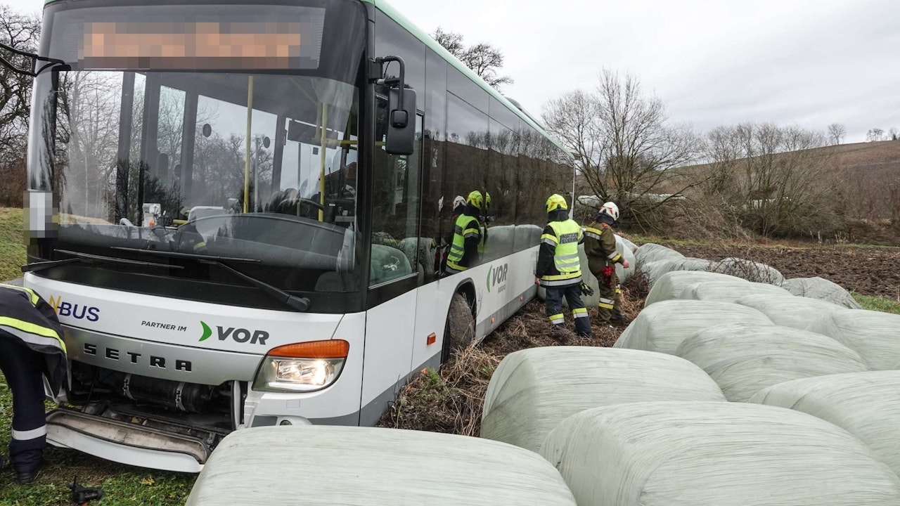 Heute.at - Linienbus rutschte im Bezirk Scheibbs von der Straße ab