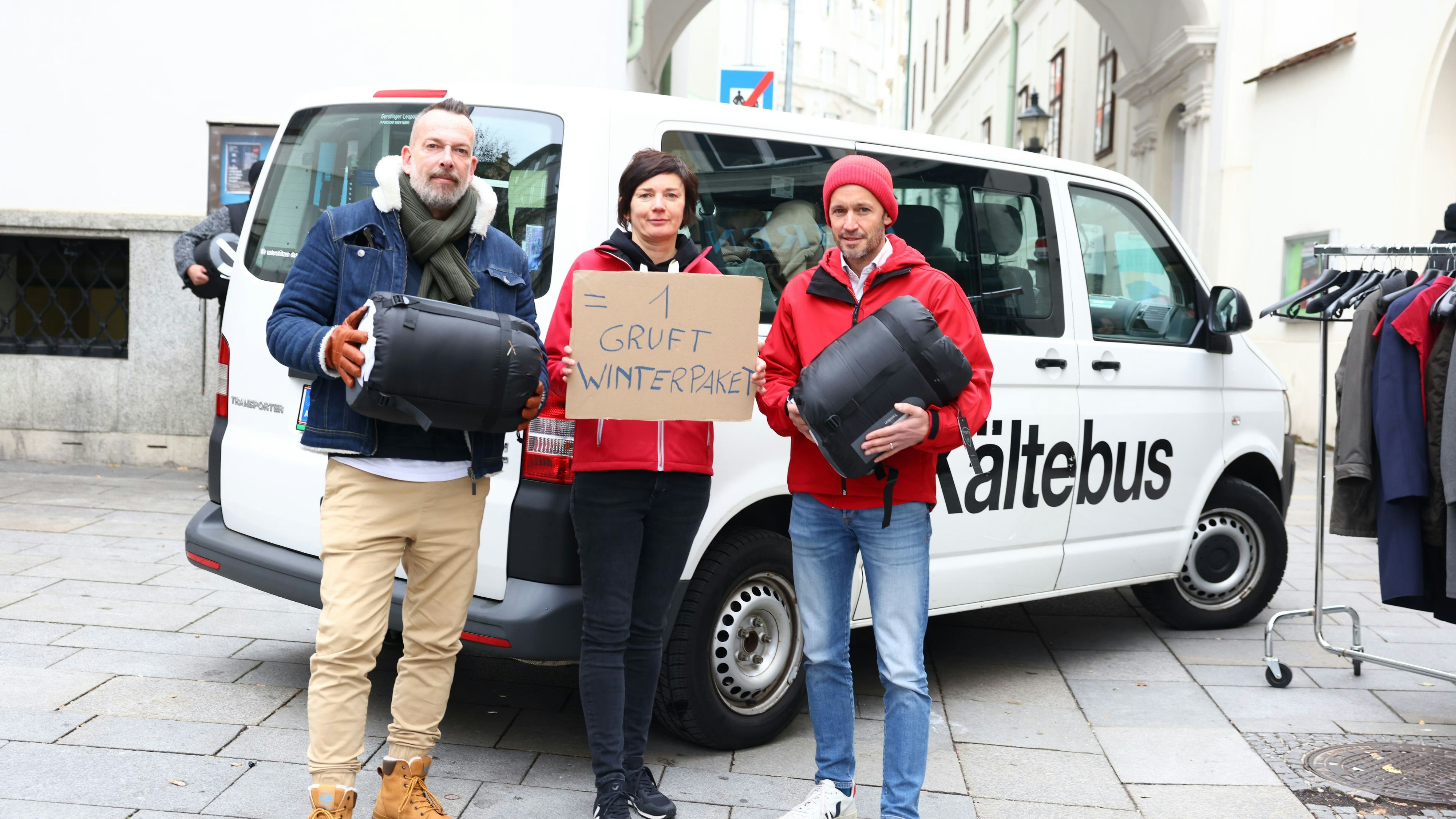 Ö3-Star Robert Kratky, Gruft-Leiterin Elisabeth Pichler und Caritas Wien-Chef Klaus Schwertner (v. li.) bitten um Spenden für die Gruft.