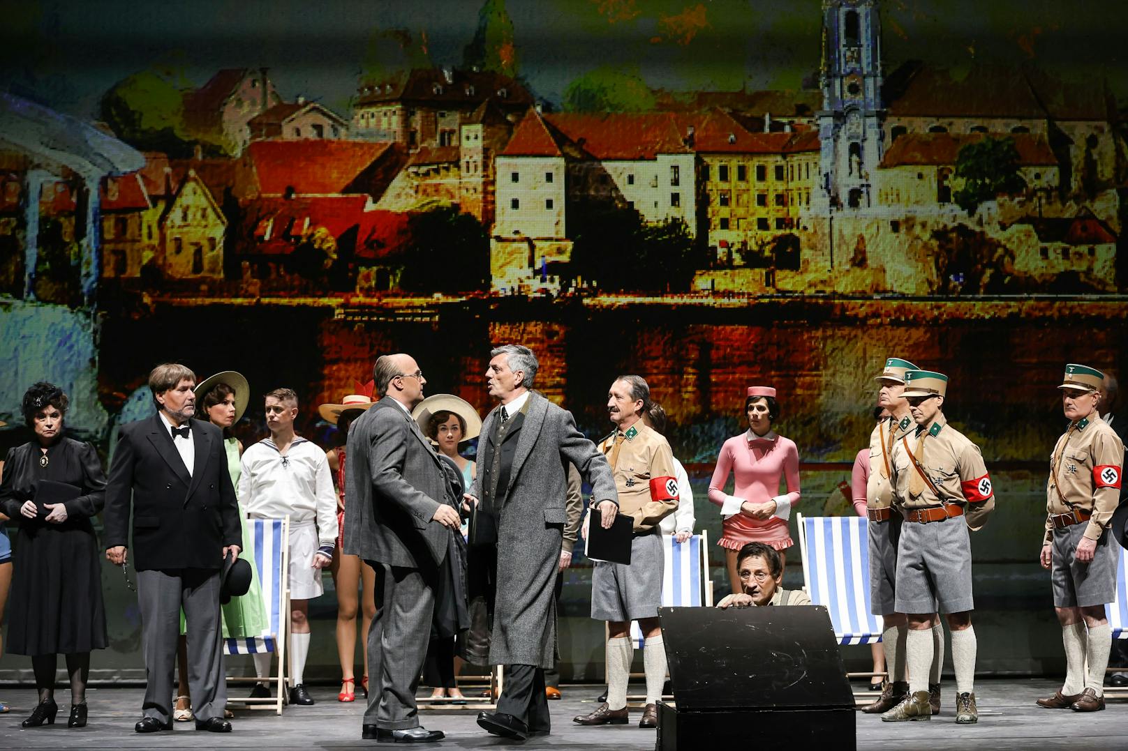 Ein großes Ensemble spielt an der Volksoper auf. 