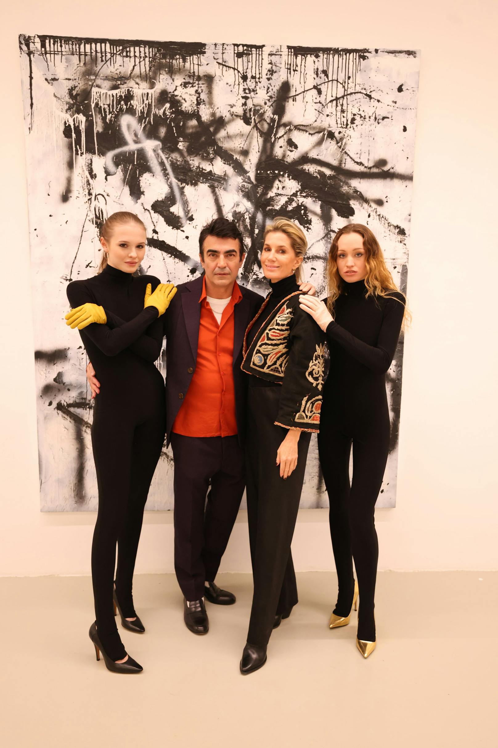 Handschuhmacherin Nina Peter mit Top-Designer Gregor Pirouzi und ihren Models in der Galerie Kandlhofer