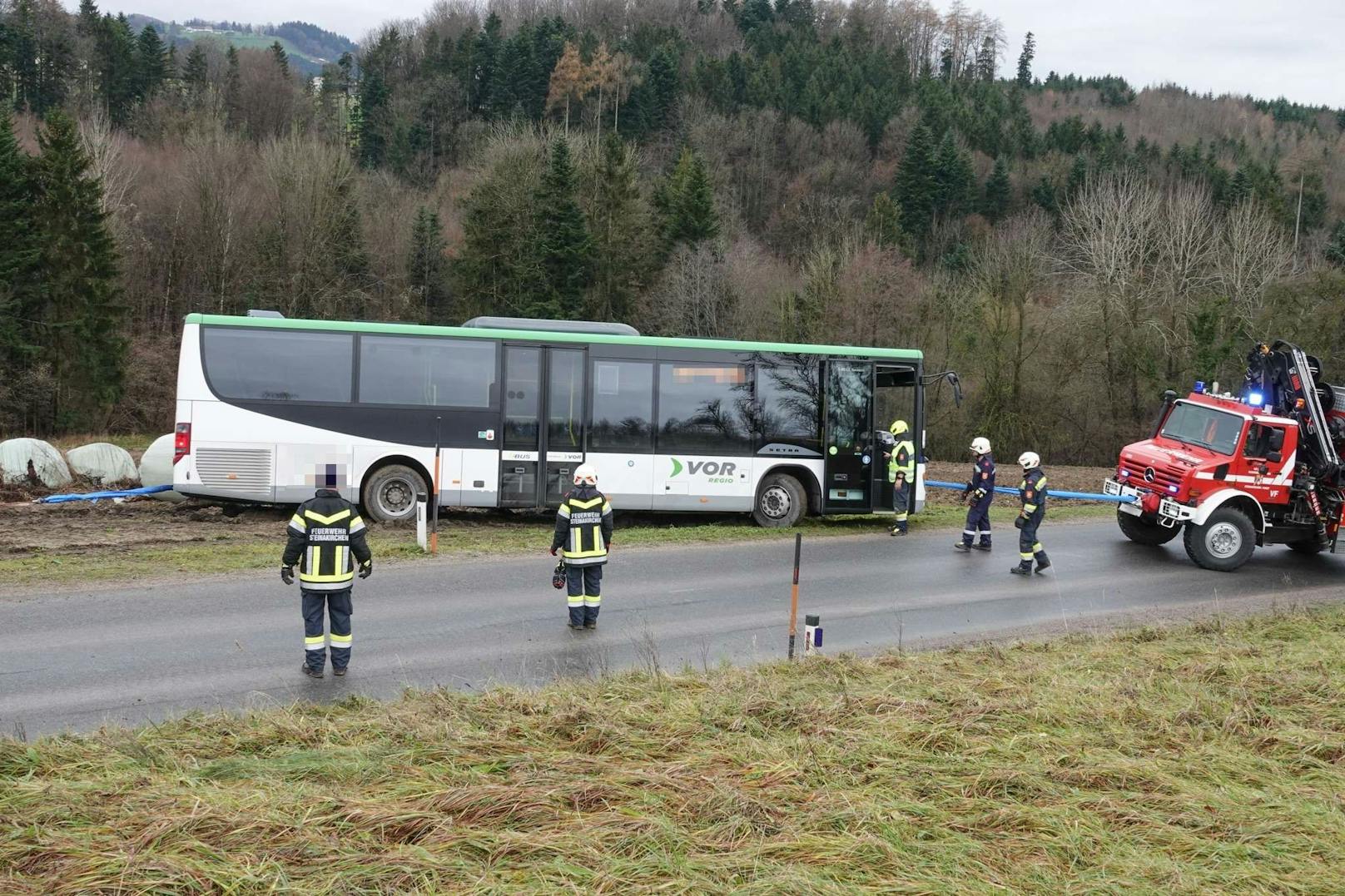 Die Feuerwehr musste den Bus auf die Straße ziehen.