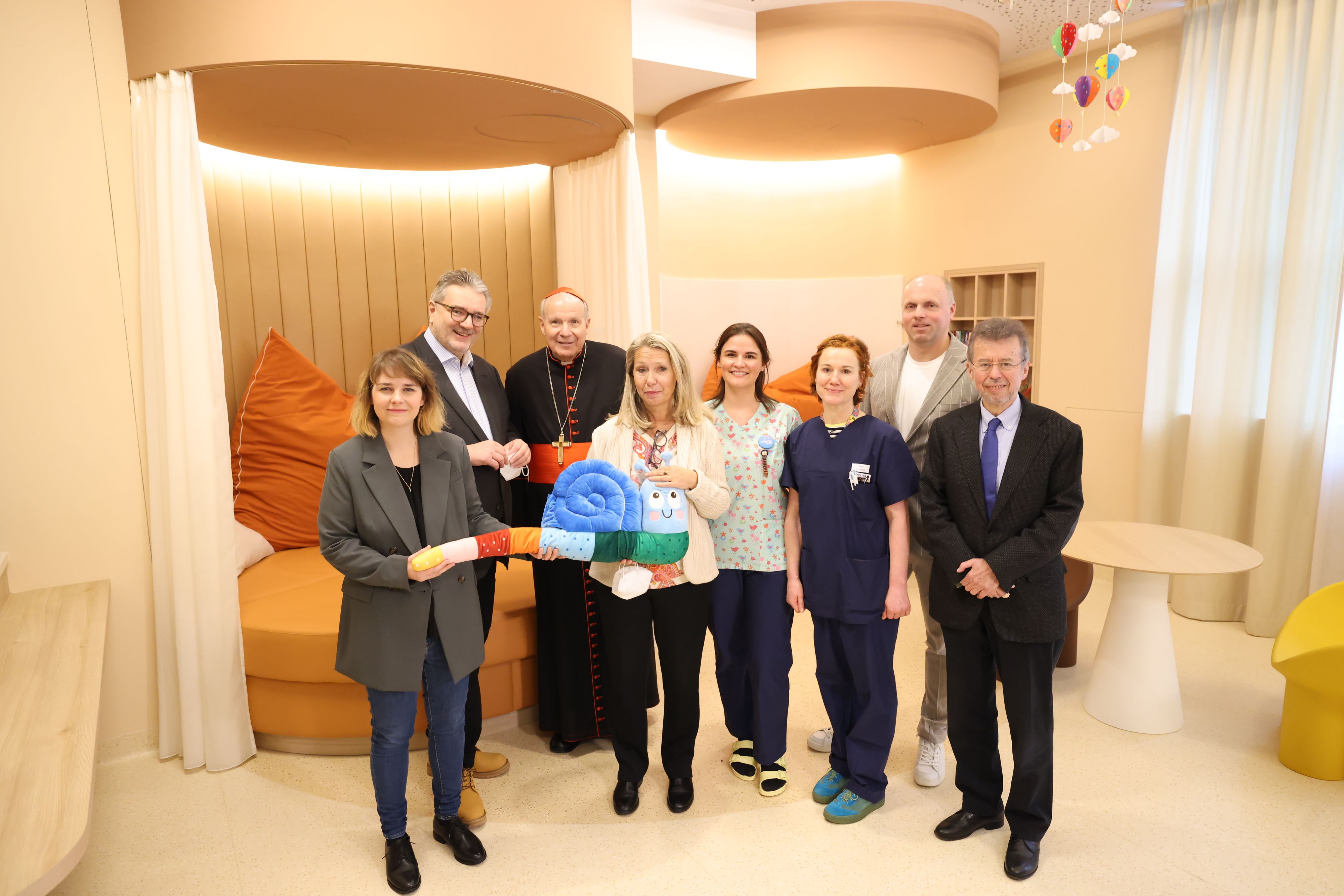 Stefanie Lamp (Bezirks-Vize Ottakring), Gesundheitsstadtrat Peter Hacker (SPÖ), Kardinal Christoph Schönborn, FSW-Chefin Monika Badilla, Katharina Fourtis (stv. Leiterin von Fridolina), Mitarbeiterin Doris Gypser, Geschäftsführer Roland König und Institutsdirektor Christoph Gisinger.