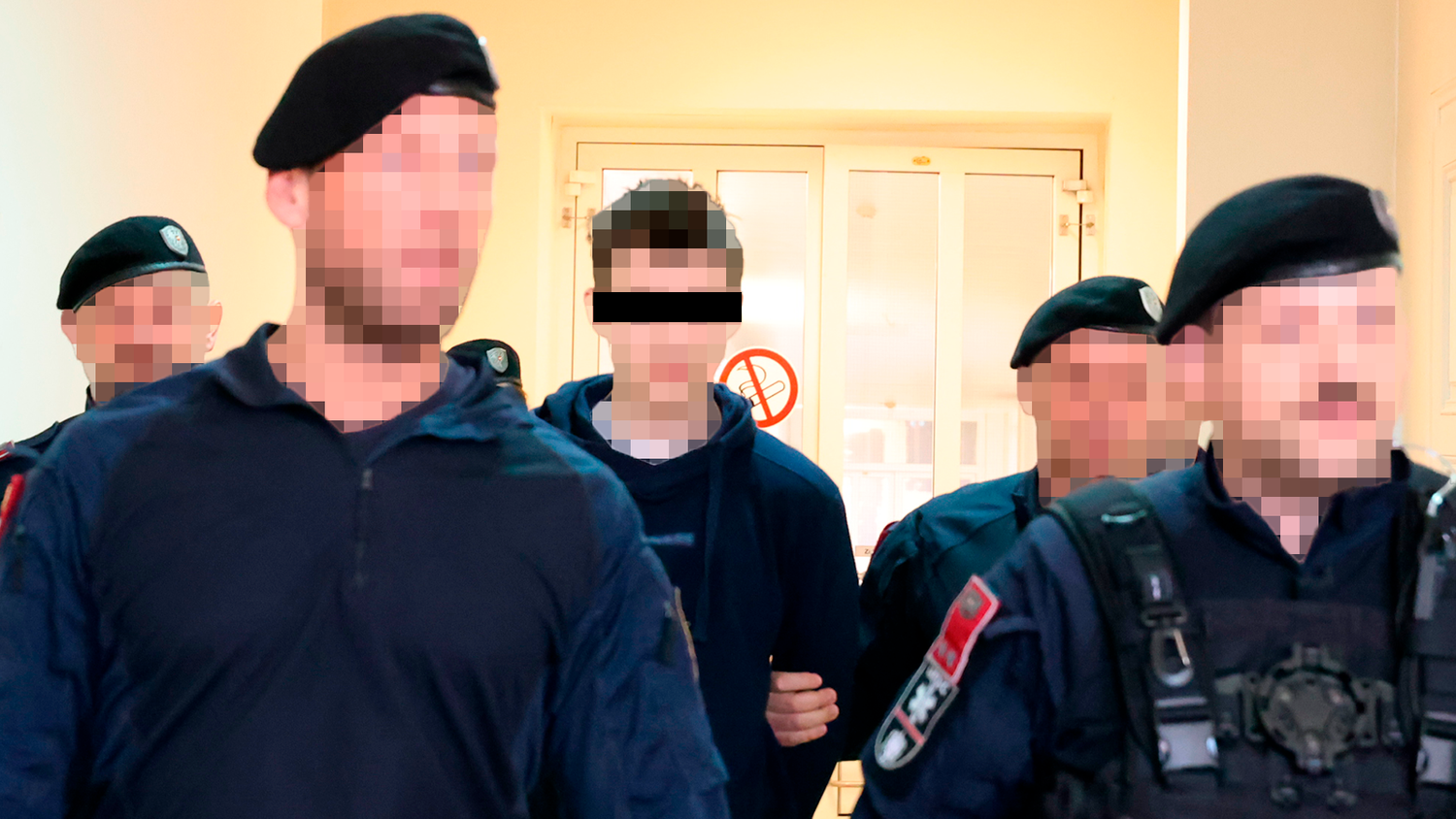 Flankiert wurde der Verdächtige von sechs Justizwachbeamten.