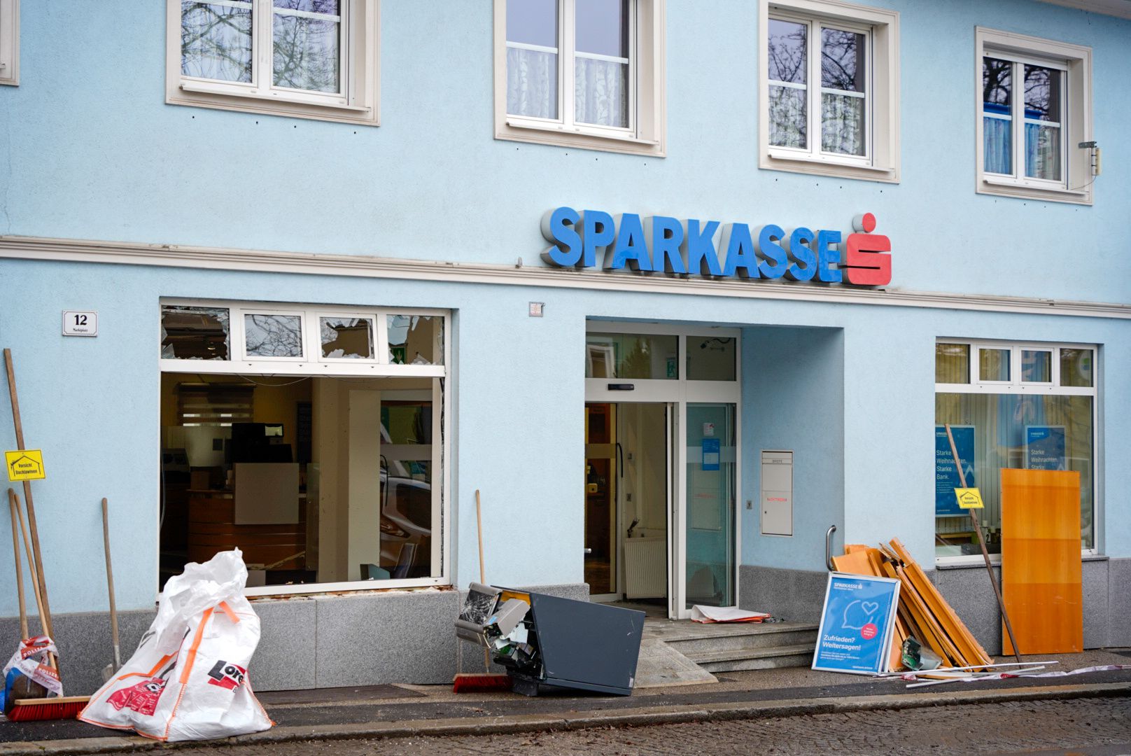 Durch die Wucht der Explosion wurden zahlreiche Fenster zerstört.