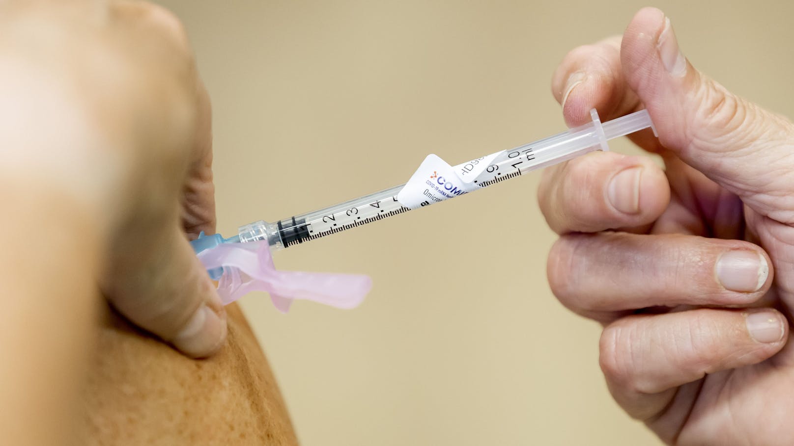 Mehr Impfungen, Masken – große Sorge über Corona-Lage