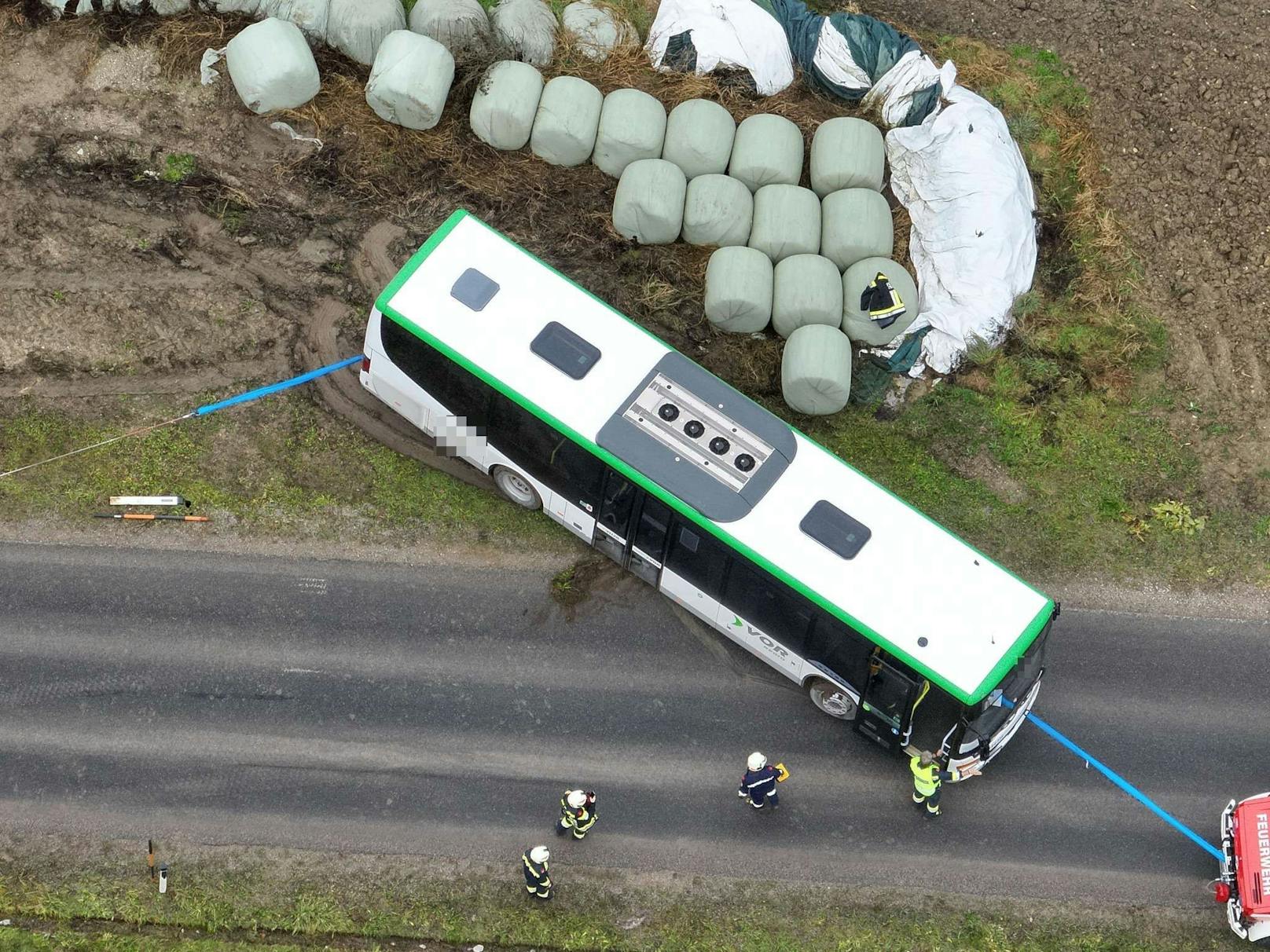 Der Bus schlitterte abwärts und kam bei Siloballen zum Stillstand. 