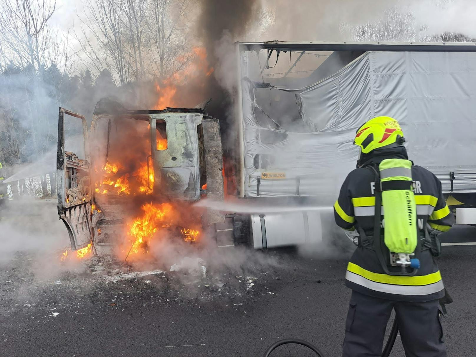 Feuerwehr bekämpfte Brand.