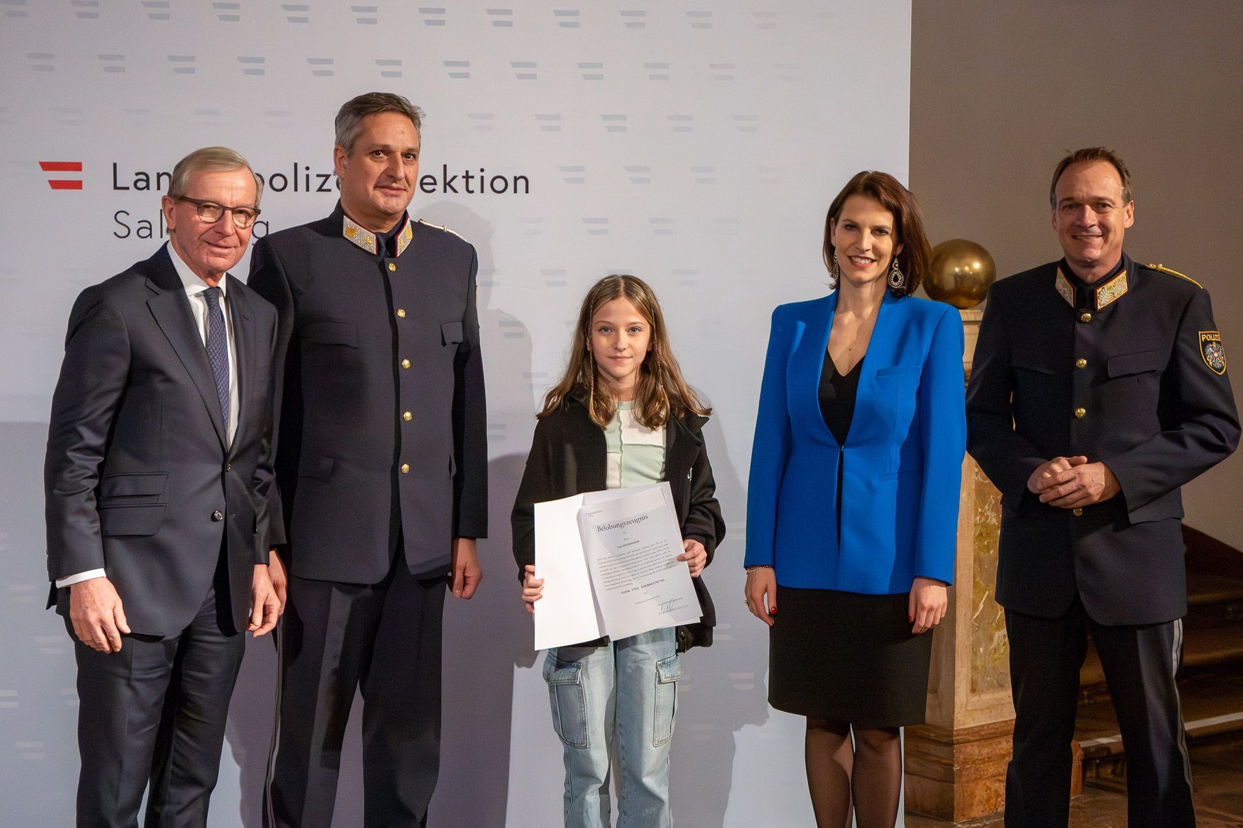 Landeshauptmann Wilfried Haslauer, Christoph Gummerer, Polizei Salzburg, Europa- und Verfassungsministerin Karoline Edtstadler und Landespolizeidirektor Bernhard Rausch mit Lara H. (Mitte), die durch ihre schnelle Reaktion und ihr beherztes Handeln einer Verletzten Person half.