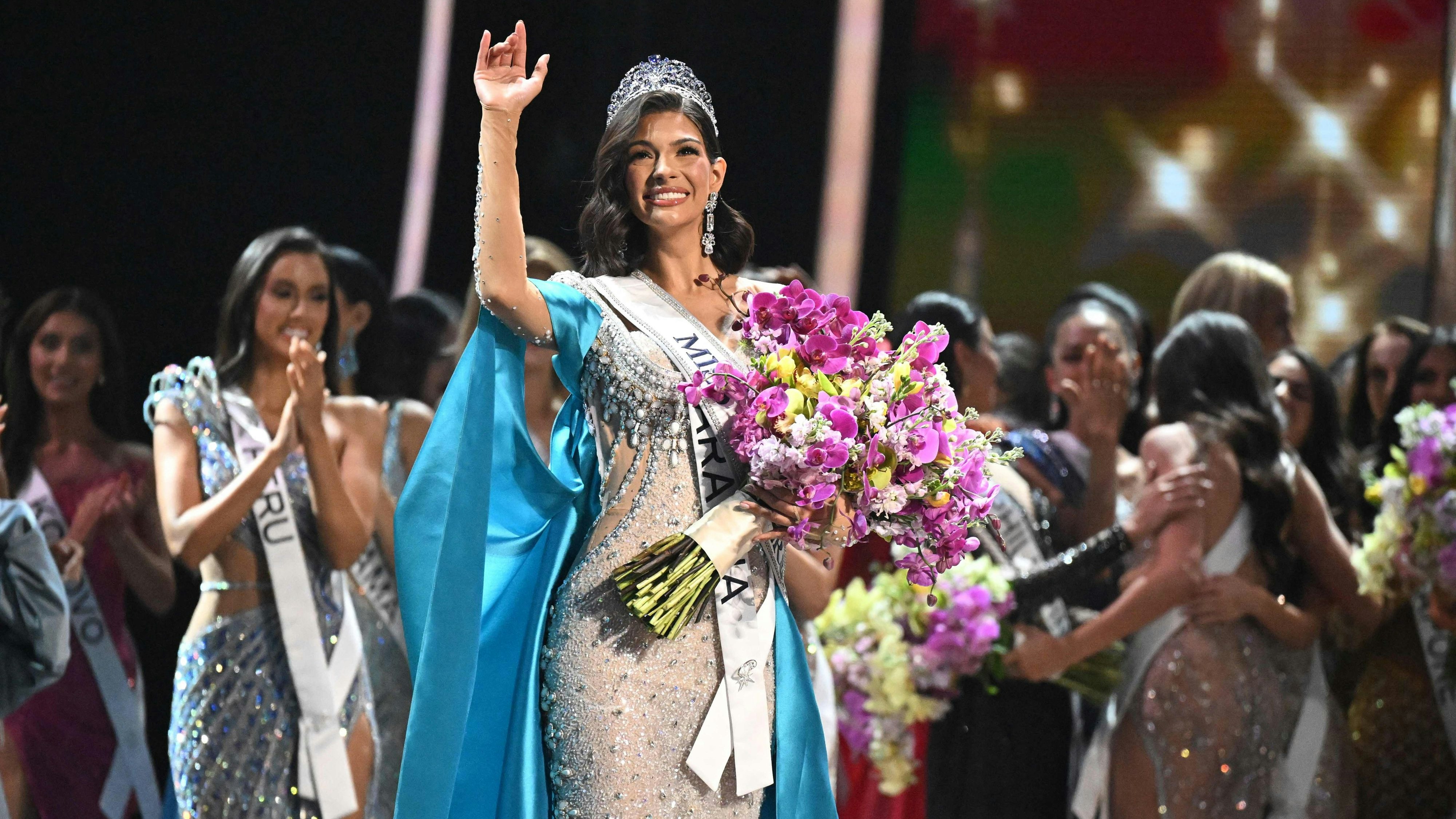 Download von www.picturedesk.com am 13.12.2023 (14:19).  The newly crowned Miss Universe 2023, Sheynnis Palacios from Nicaragua, waves after winning the 72th edition of the Miss Universe pageant, in San Salvador on November 18, 2023. (Photo by Marvin RECINOS / AFP) - 20231118_PD14691 - Rechteinfo: Rights Managed (RM) Nur für redaktionelle Nutzung! Werbliche Nutzung erfordert Freigabe: bitte schicken Sie uns eine Anfrage.
