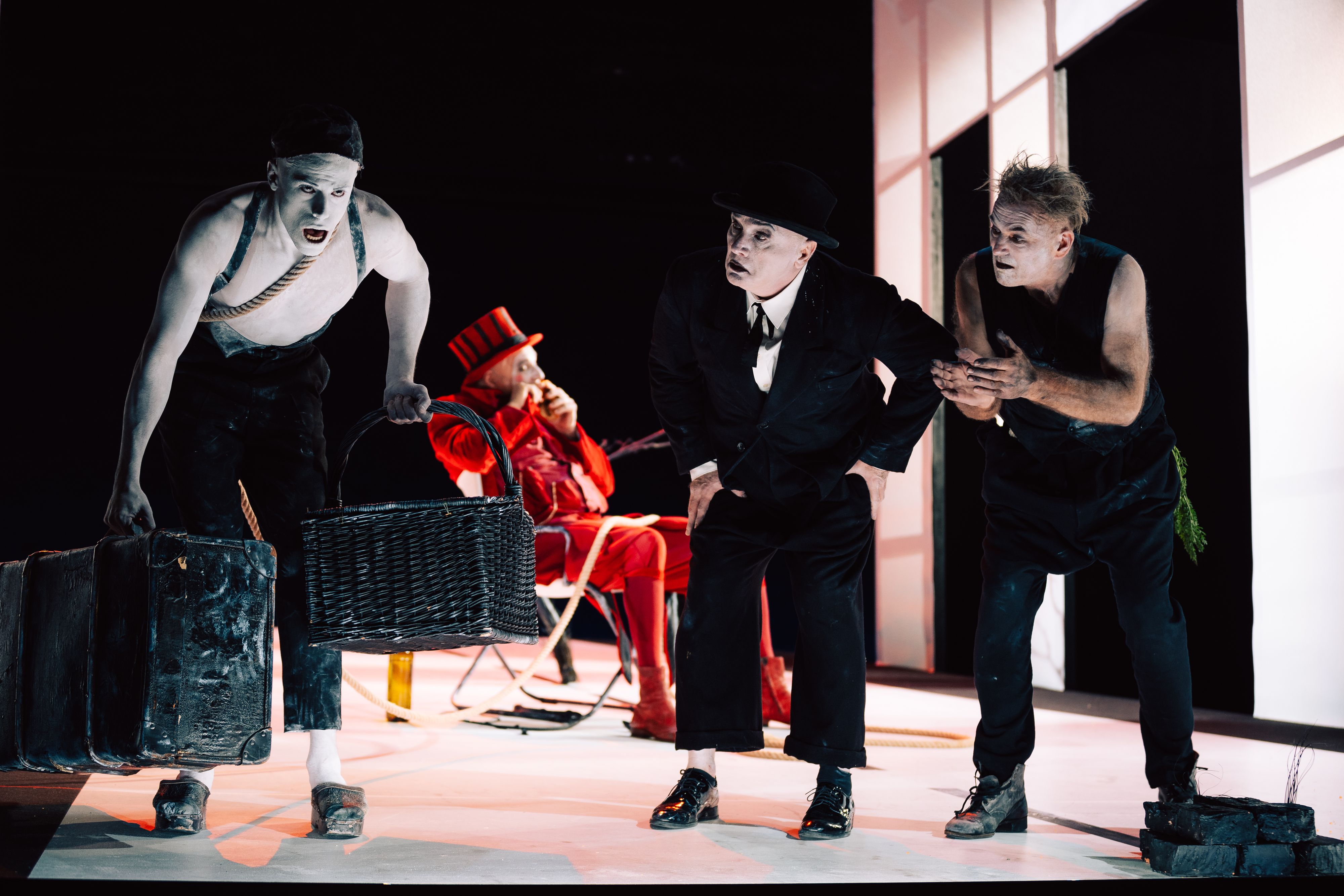Luck (Nico Dorigatti), Pozzo (Stefan Jürgens), Wladimir (Bernhard Schir) & und Estragon (Marcus Bluhm) in 