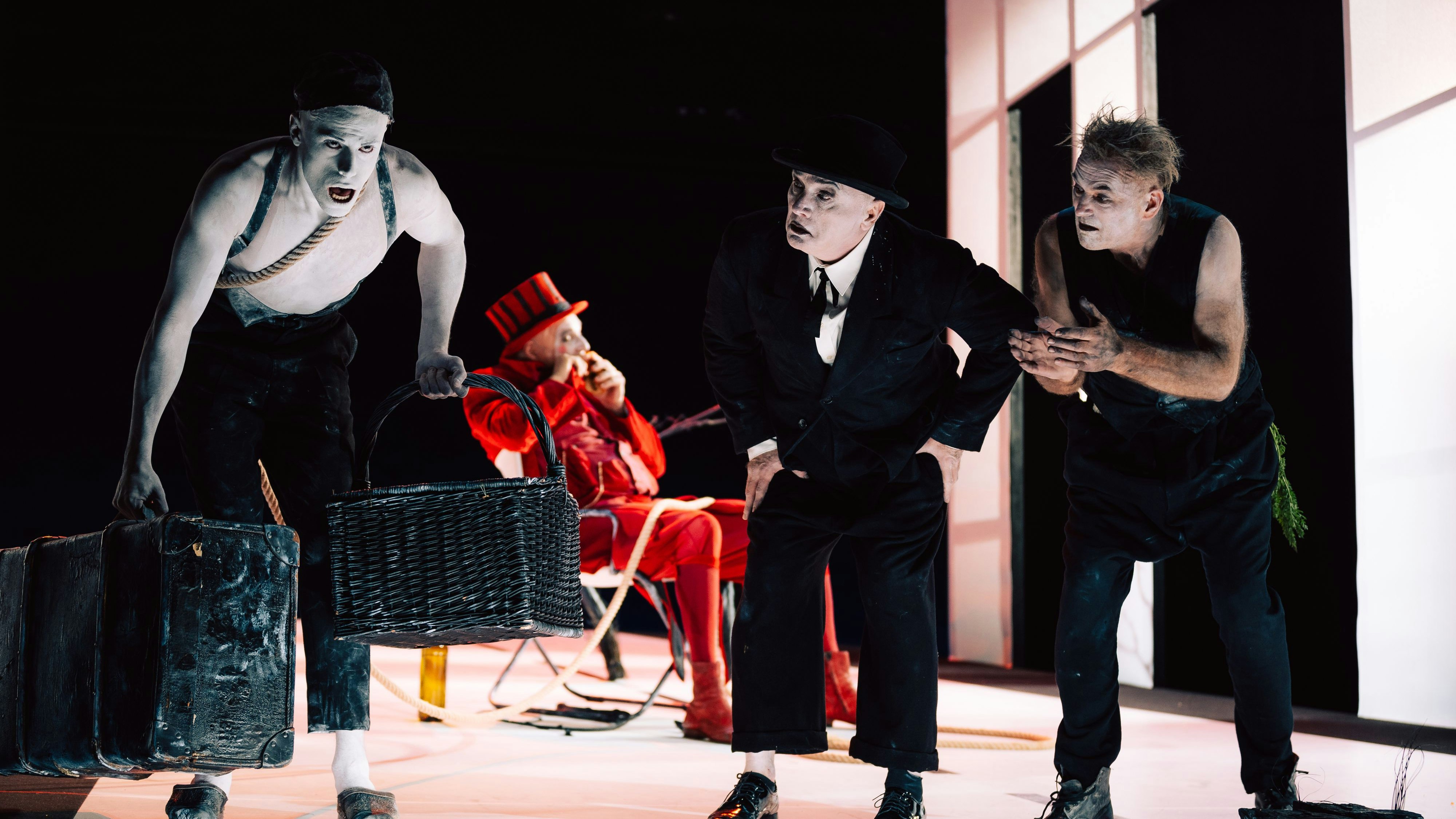 Luck (Nico Dorigatti), Pozzo (Stefan Jürgens), Wladimir (Bernhard Schir) & und Estragon (Marcus Bluhm) in "Warten auf Godot"